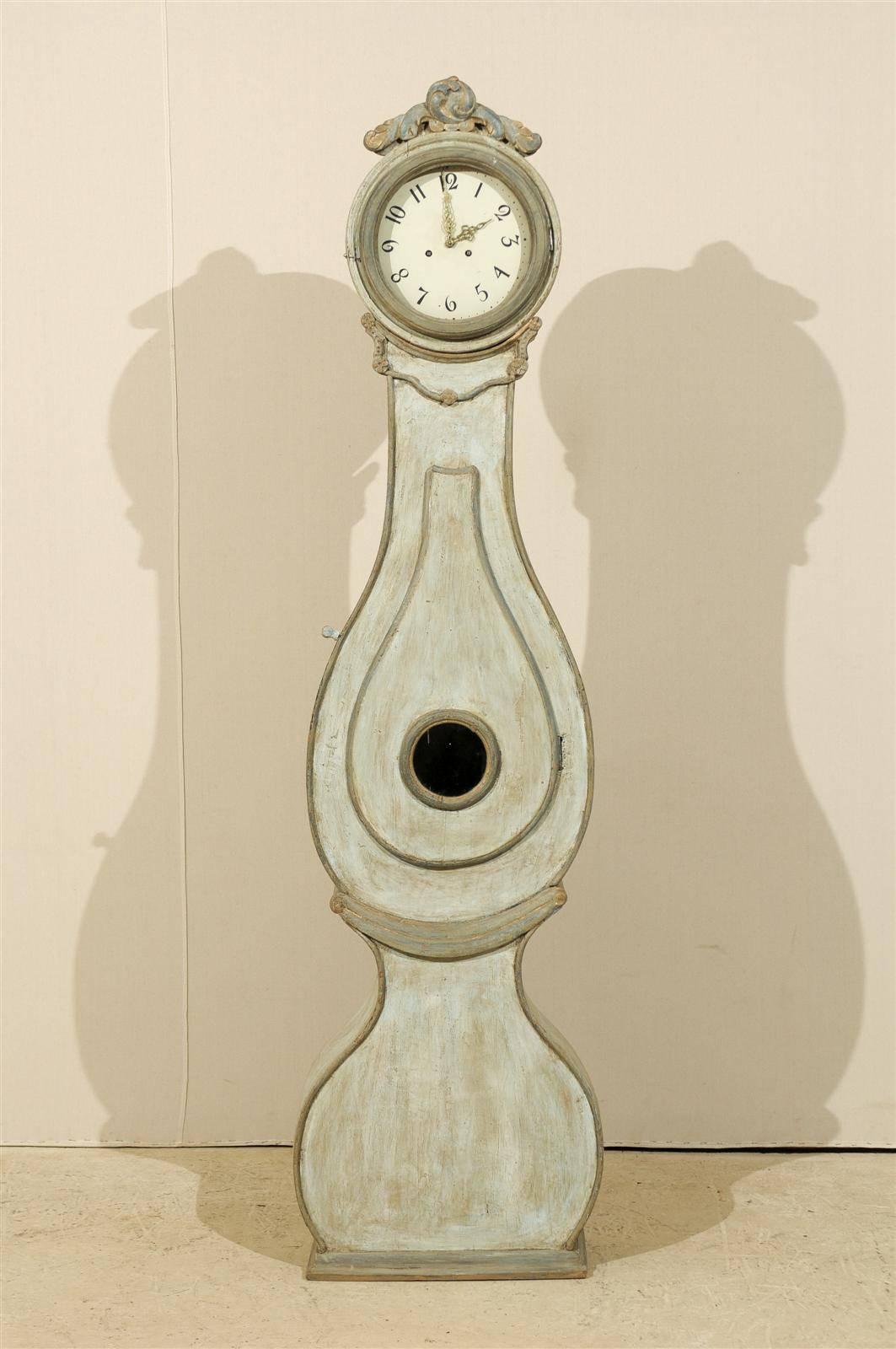 Eine schwedische Standuhr aus dem 19. Jahrhundert. Diese schwedische Fryksdahl-Uhr aus dem 19. Jahrhundert ist an der Spitze mit einem stilisierten Akanthusblattkranz verziert, der dezente Spuren von Vergoldung aufweist. Der Hals ist mit Rosetten
