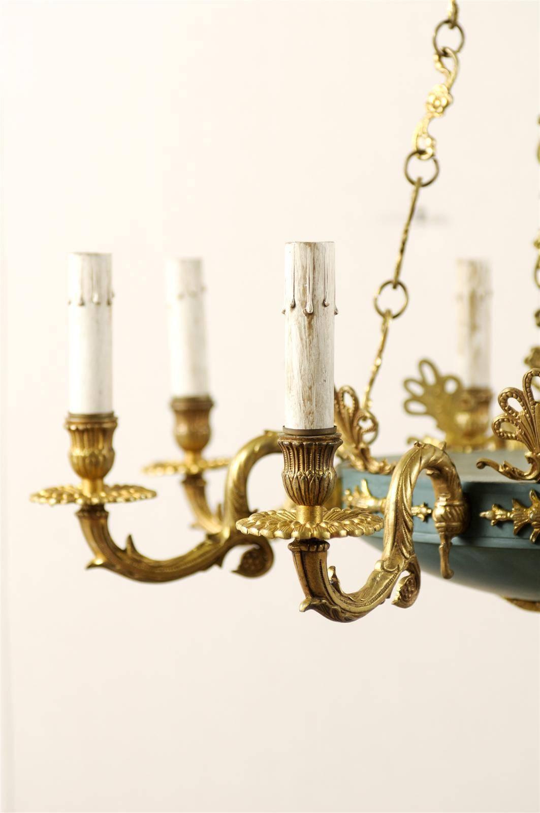 Schwedischer Kronleuchter im Empire-Stil mit acht Leuchten aus Messing und Eisen mit blauen Akzenten (Gemalt)