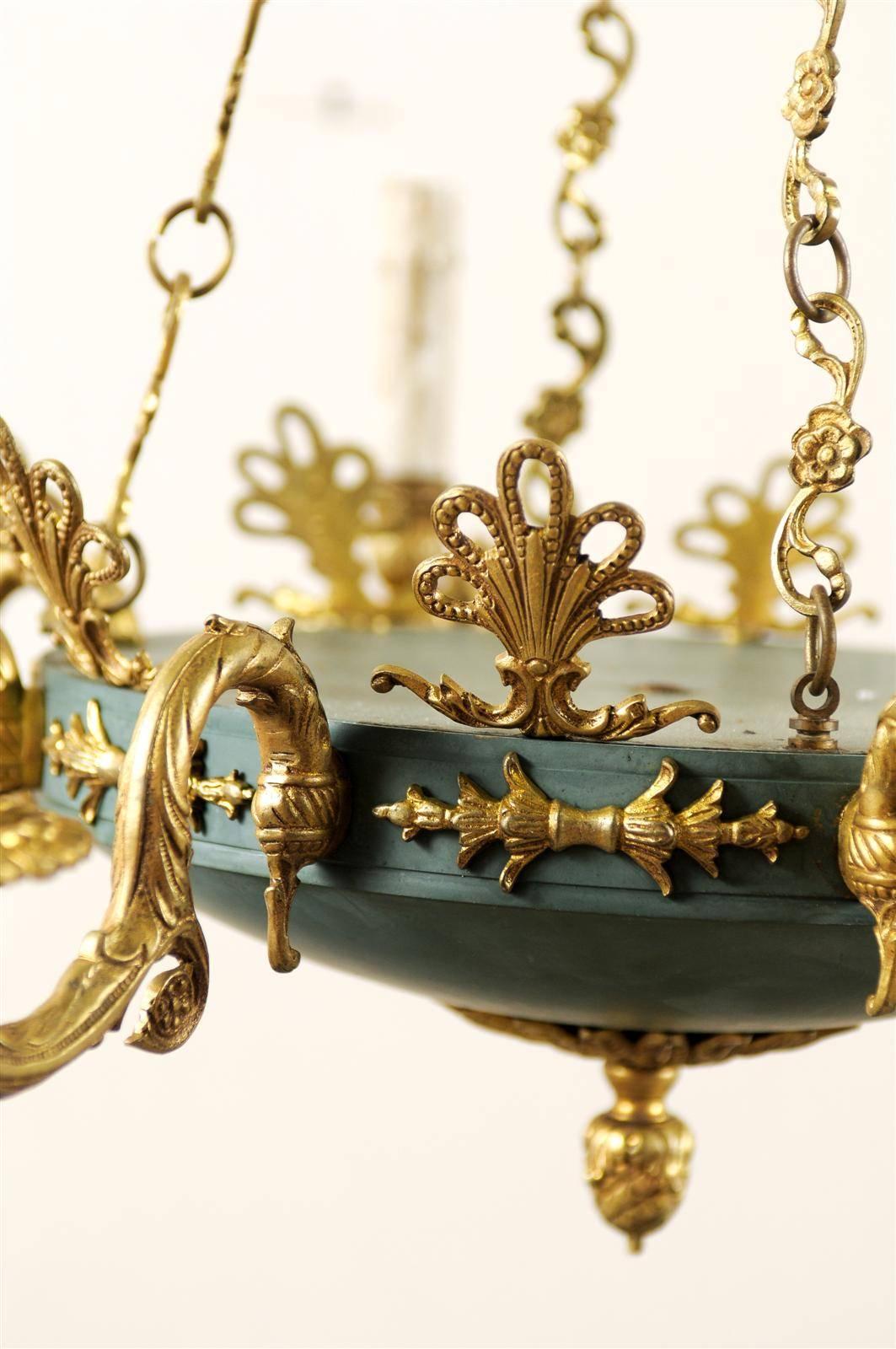 Schwedischer Kronleuchter im Empire-Stil mit acht Leuchten aus Messing und Eisen mit blauen Akzenten 1