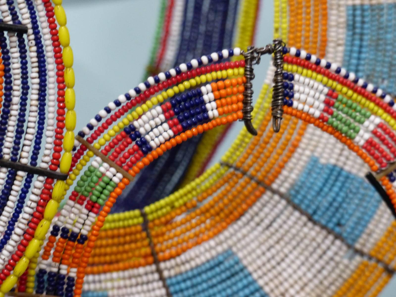 Afrikanische Maasai-Halskette auf maßgefertigtem Metallständer montiert im Angebot 1