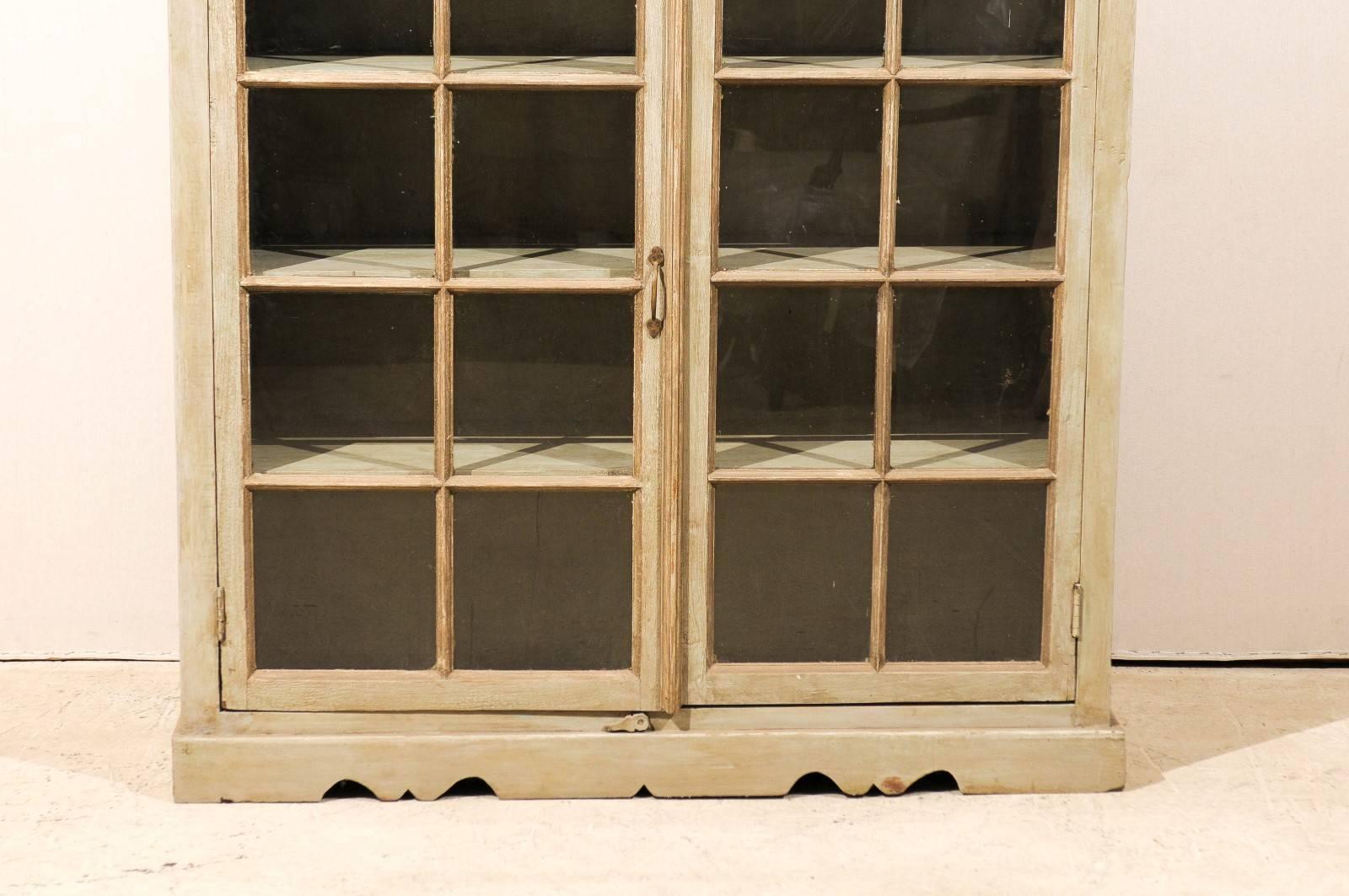 Großer Türschrank aus bemaltem Glas, Mitte des 20. Jahrhunderts im Zustand „Gut“ im Angebot in Atlanta, GA