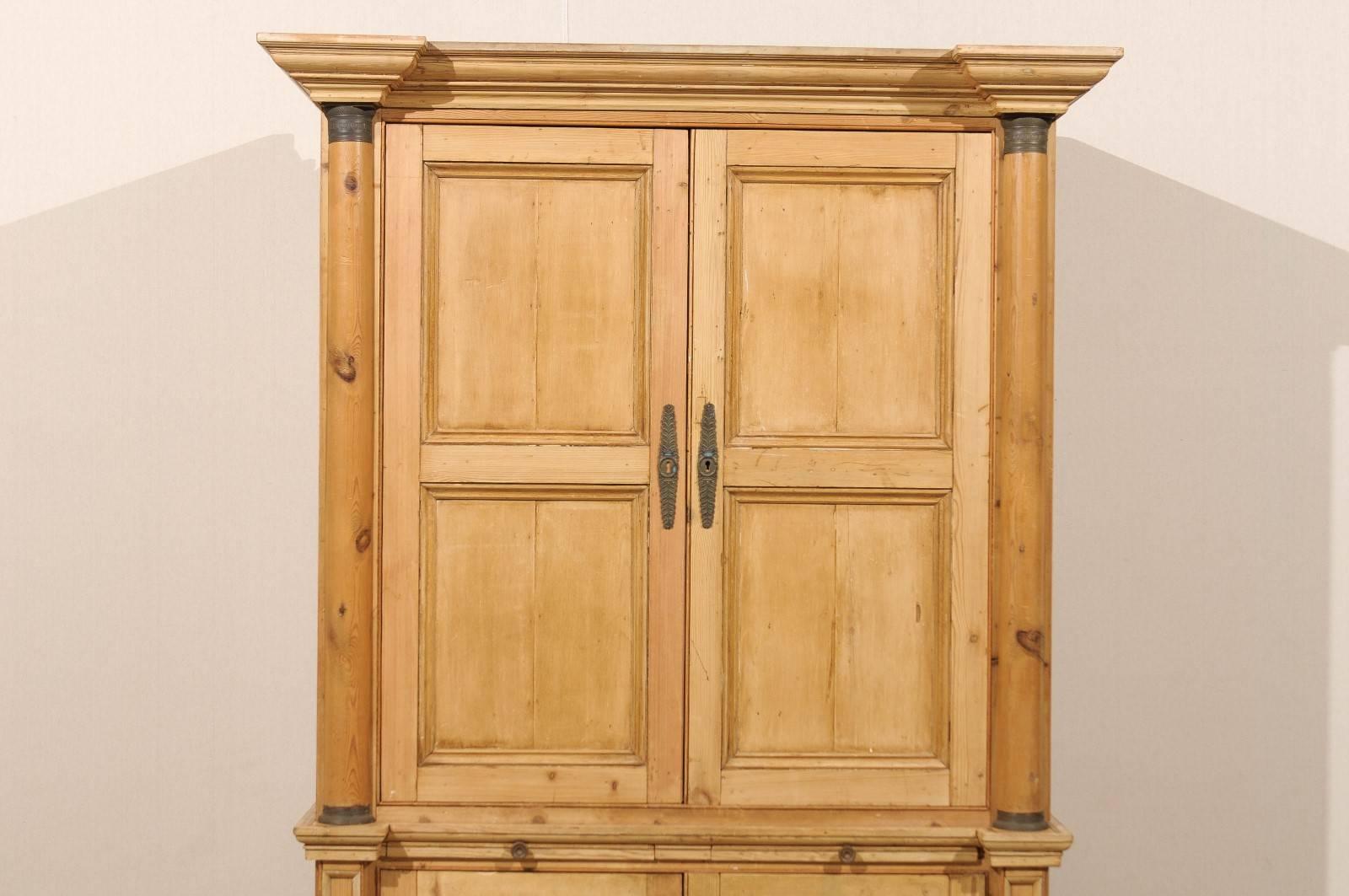 7' ft hoher englischer viertüriger Vintage-Schrank mit verstellbaren Regalen und Schubladen (Geschnitzt) im Angebot