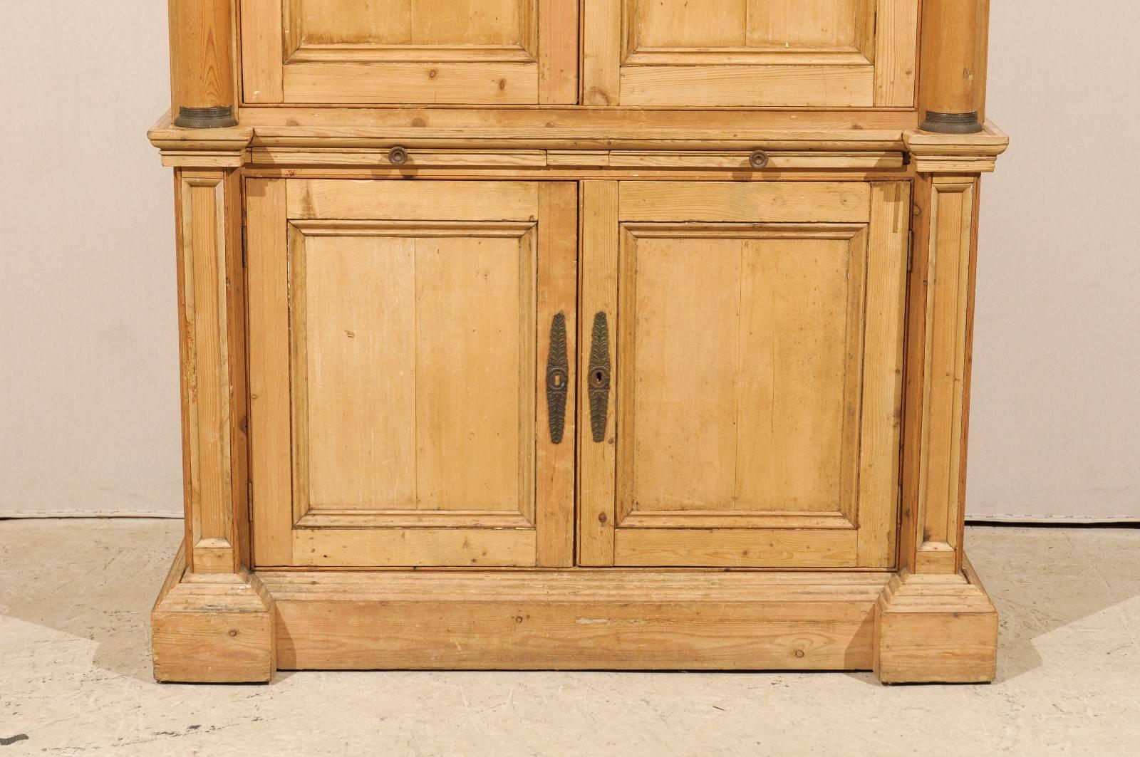 7' ft tall English Four-Door Vintage Cabinet with Adjustable Shelves and Drawers (Cabinet vintage anglais à quatre portes avec étagères et tiroirs réglables) Bon état - En vente à Atlanta, GA