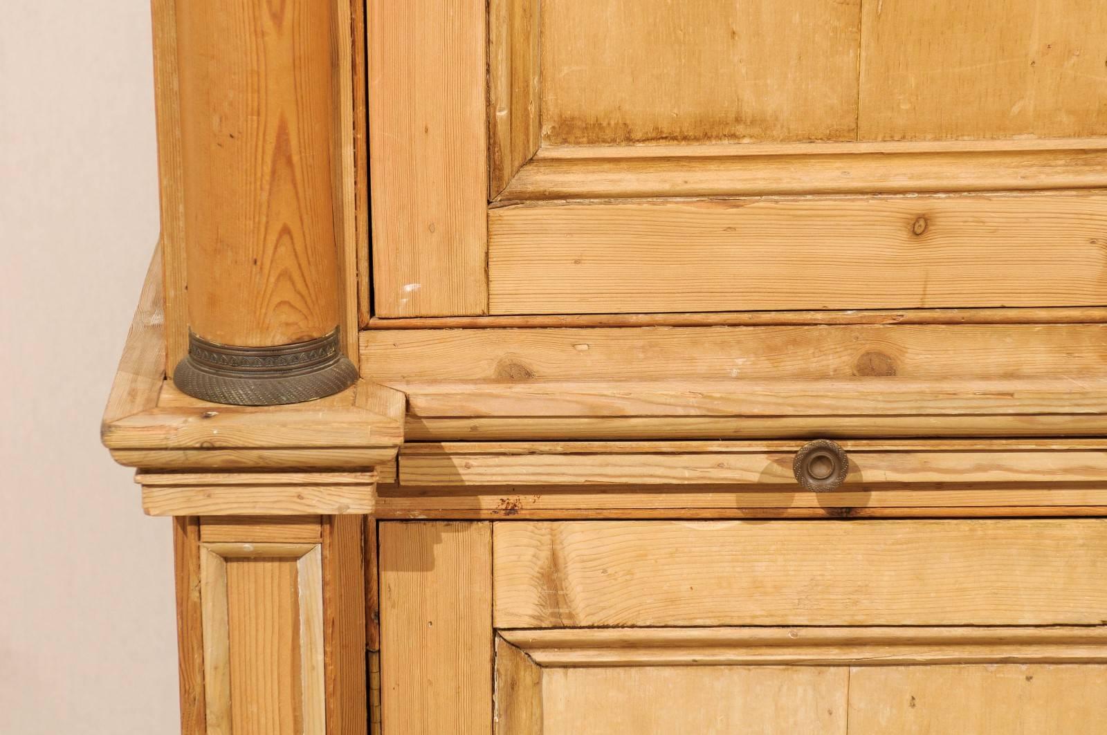20ième siècle 7' ft tall English Four-Door Vintage Cabinet with Adjustable Shelves and Drawers (Cabinet vintage anglais à quatre portes avec étagères et tiroirs réglables) en vente