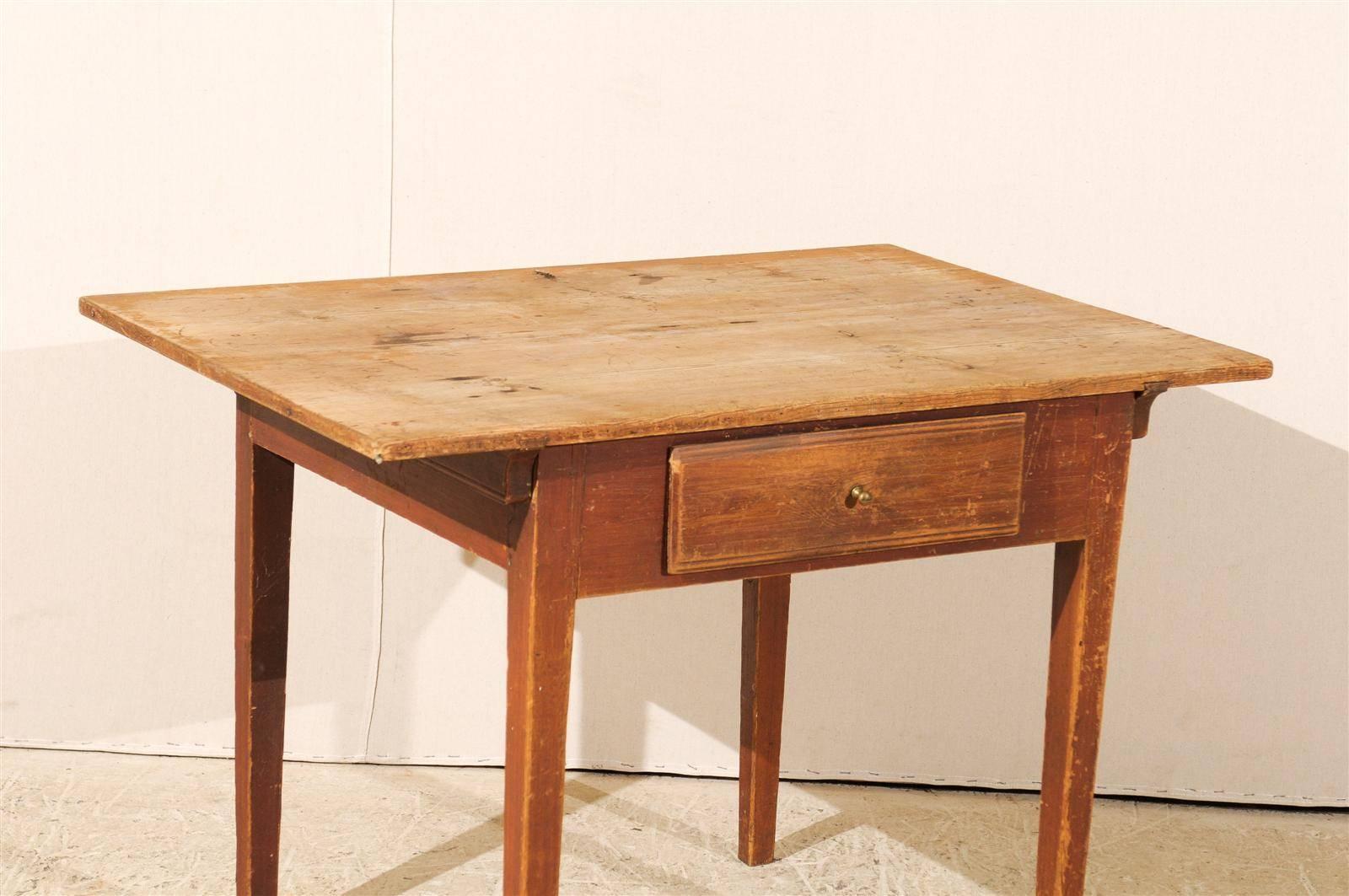 Suédois Table suédoise à un tiroir en bois, lignes simples et épurées, milieu du XIXe siècle en vente