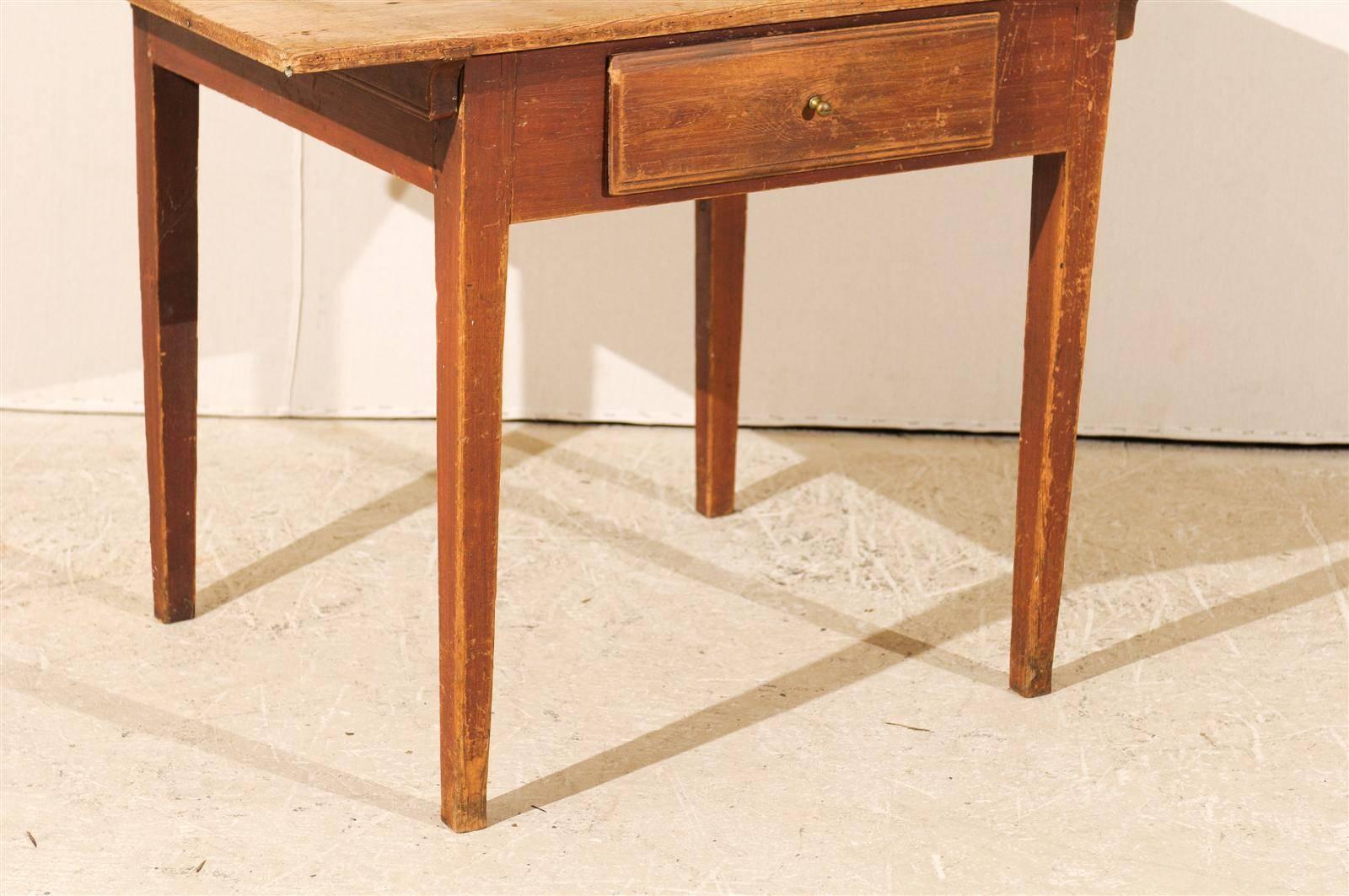 Patiné Table suédoise à un tiroir en bois, lignes simples et épurées, milieu du XIXe siècle en vente
