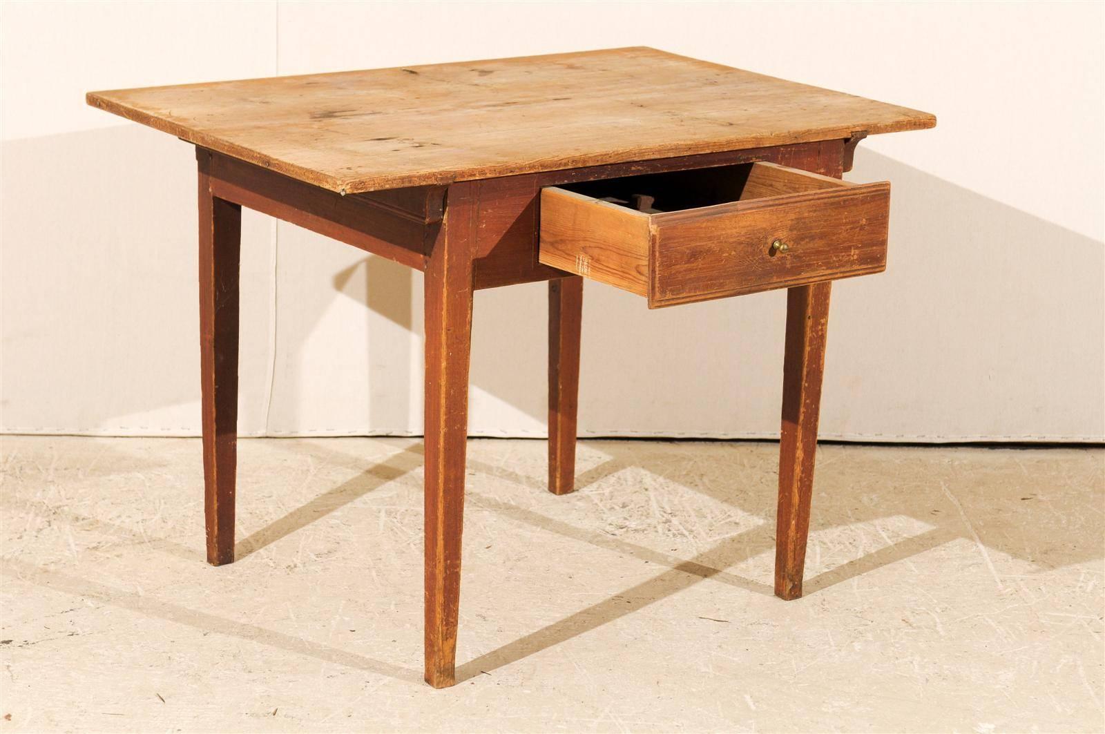 Bois Table suédoise à un tiroir en bois, lignes simples et épurées, milieu du XIXe siècle en vente