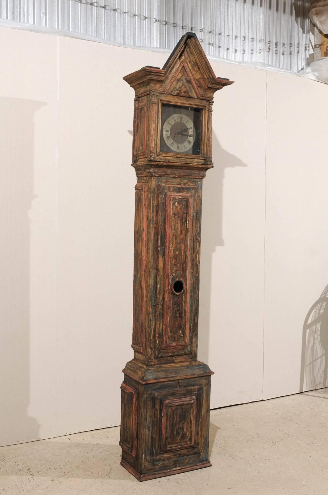 Suédois Horloge suédoise en bois du XVIIIe siècle avec profil linéaire et crête triangulaire en vente