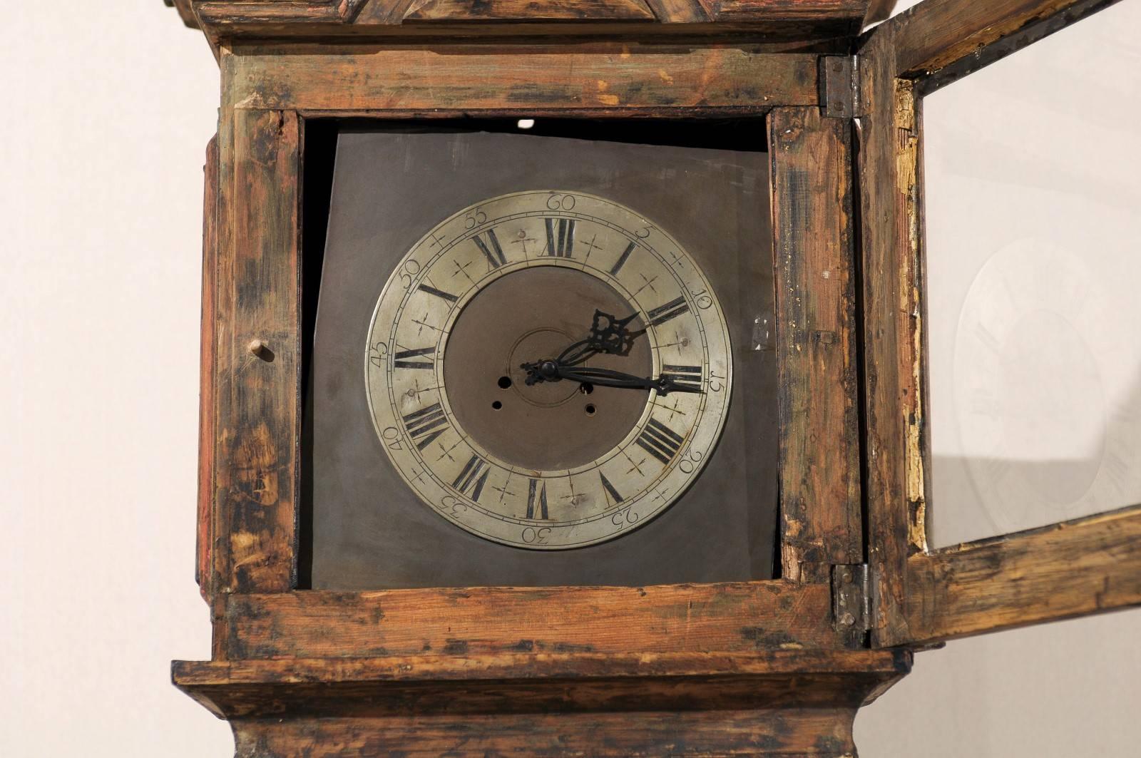 Bois Horloge suédoise en bois du XVIIIe siècle avec profil linéaire et crête triangulaire en vente