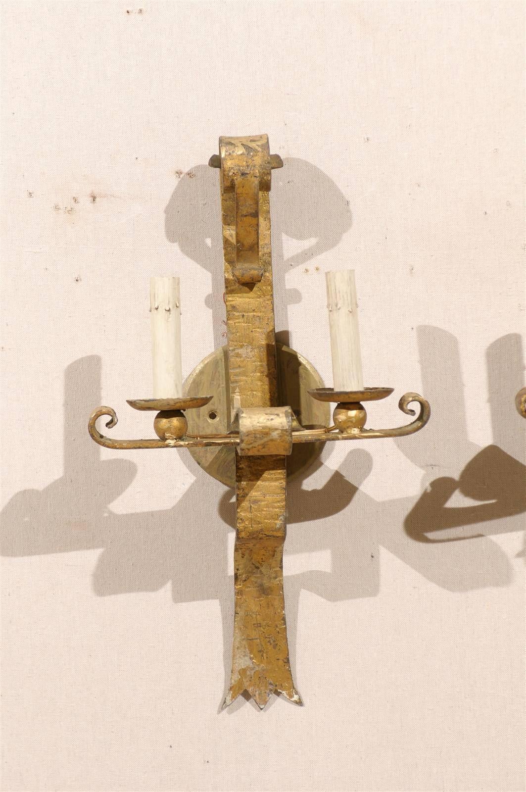 Paire d'appliques à deux lumières en métal doré avec volutes et volutes de France en vente 1