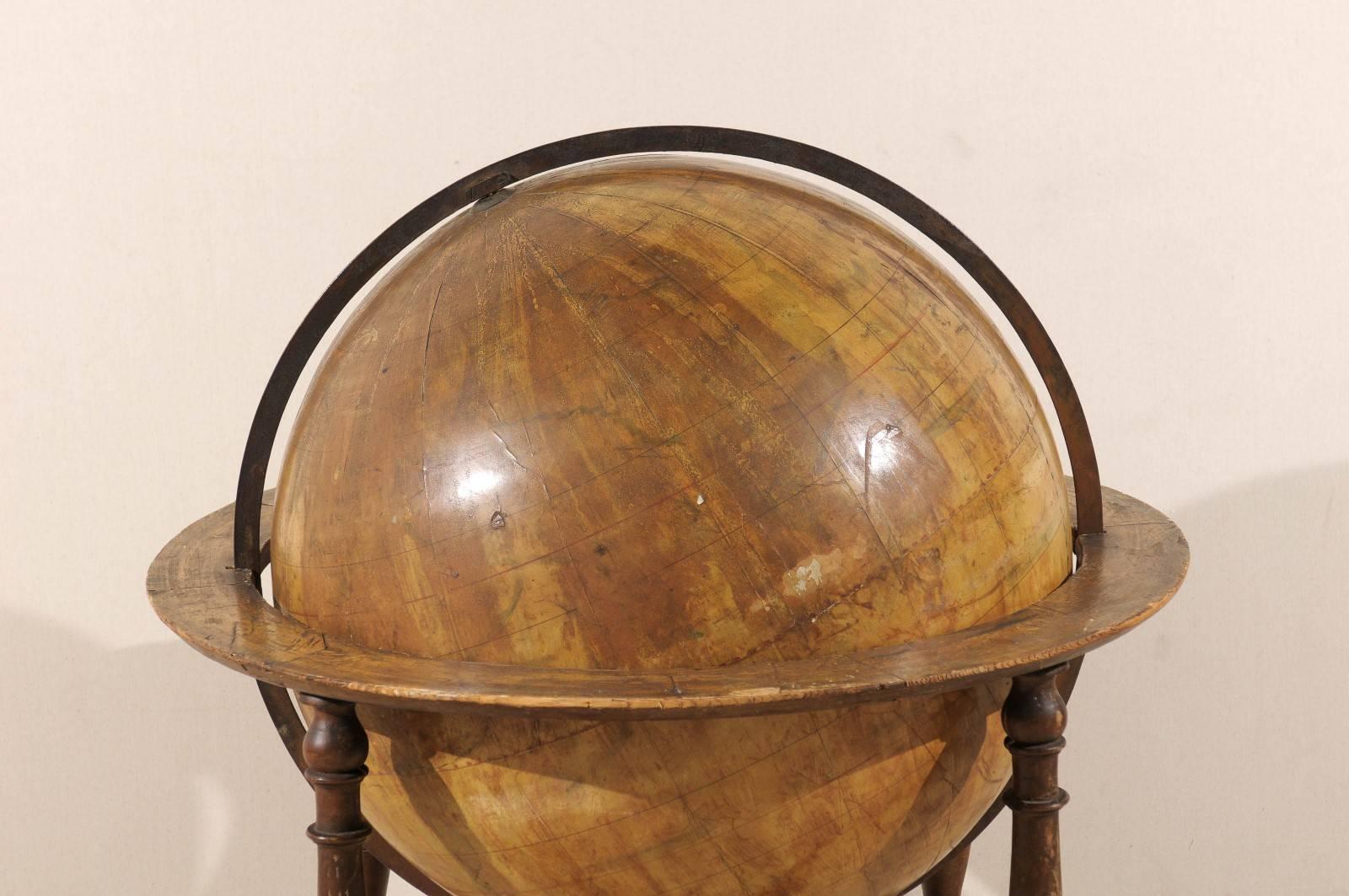Tourné Globe terrestre italien de grande taille, recouvert de velum et très abîmé, sur un stand en Wood, 19e C.  en vente