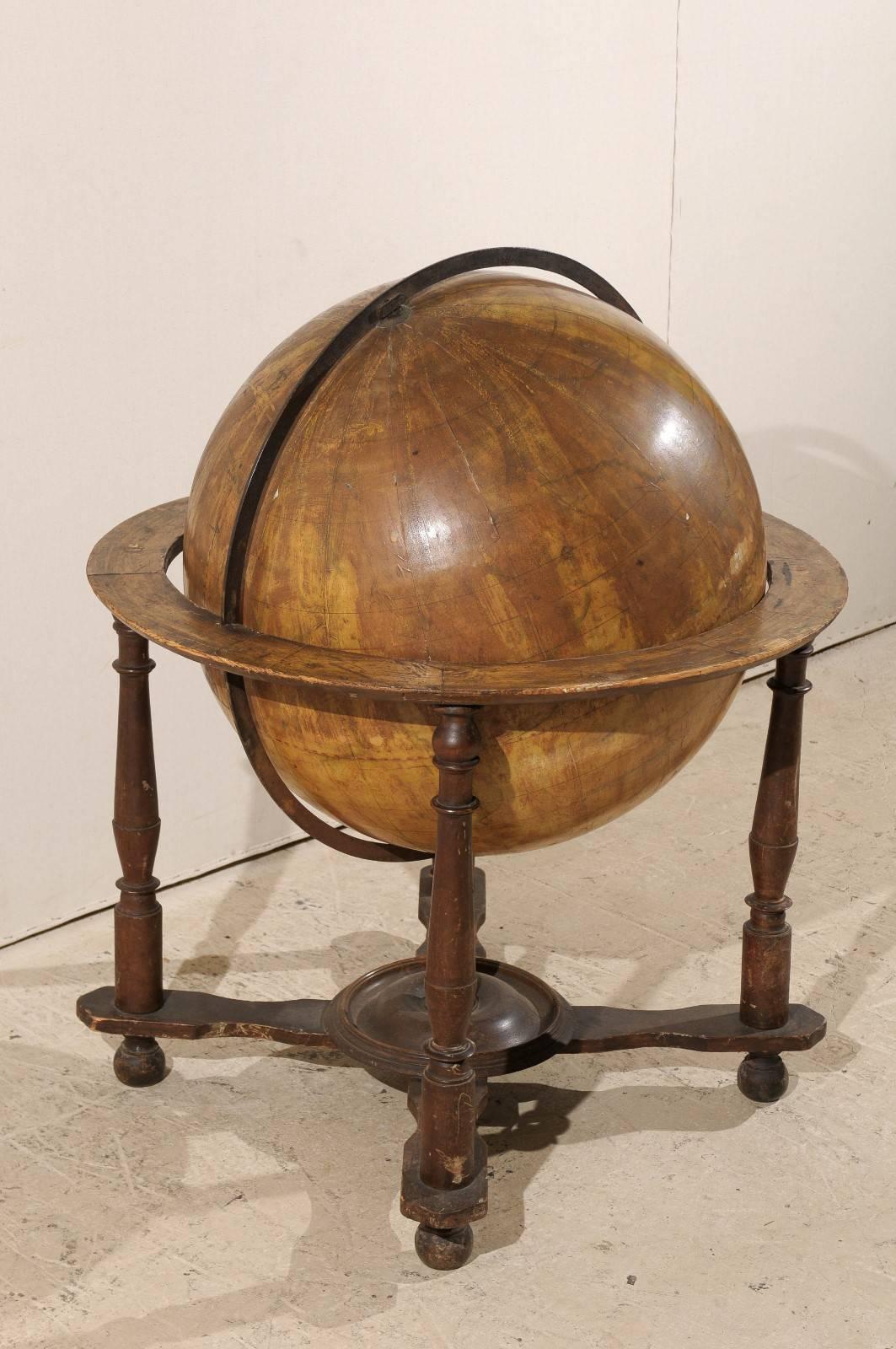 Globe terrestre italien de grande taille, recouvert de velum et très abîmé, sur un stand en Wood, 19e C.  Bon état - En vente à Atlanta, GA