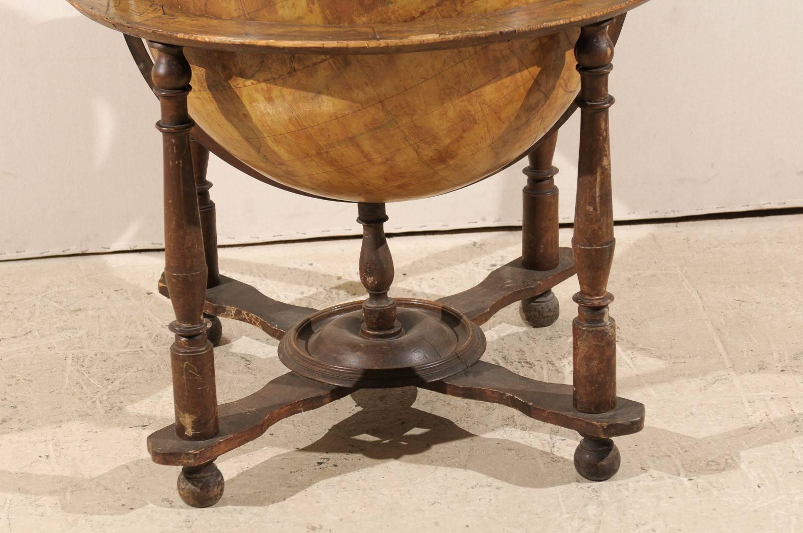 Bois Globe terrestre italien de grande taille, recouvert de velum et très abîmé, sur un stand en Wood, 19e C. en vente