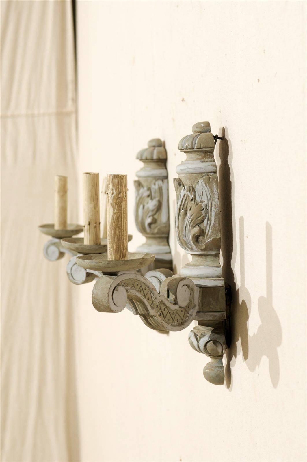 20th Century Pair of French Carved and Two-Toned Painted Wood Sconces with Acanthus Leafs