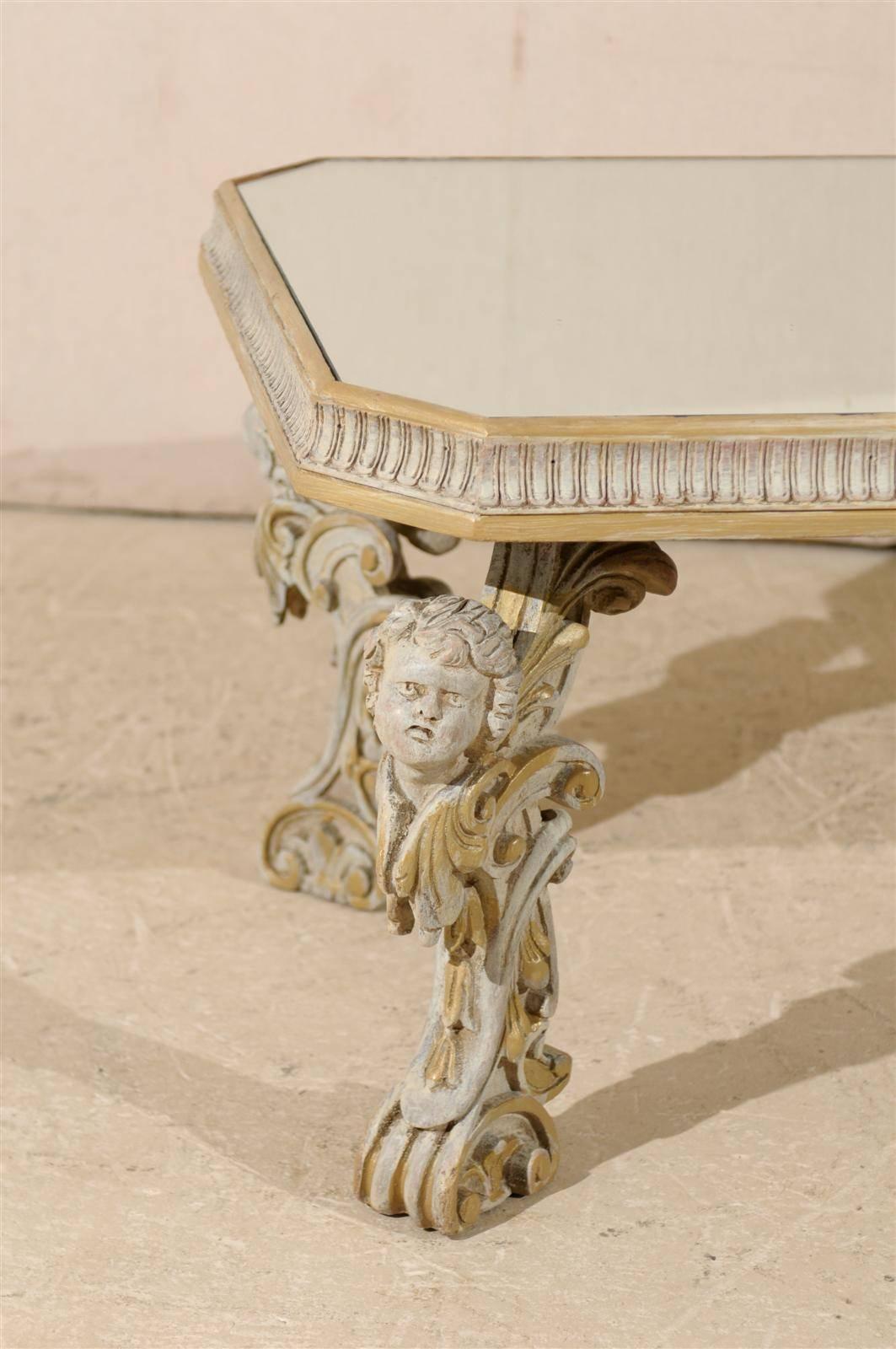 Italiano Tavolino da caffè italiano con piano a specchio e gambe intagliate a putti, circa anni '20 in vendita