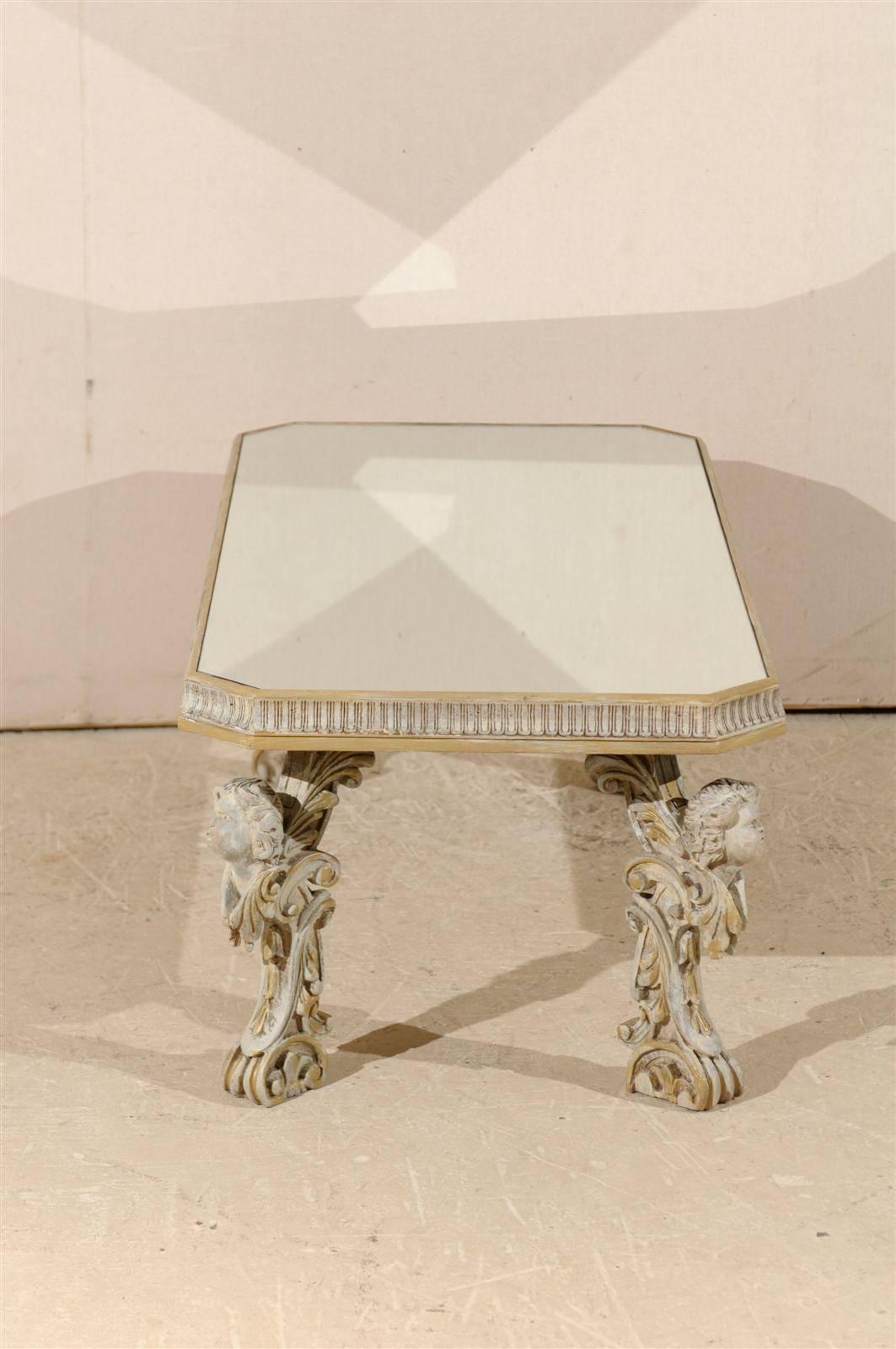 Legno Tavolino da caffè italiano con piano a specchio e gambe intagliate a putti, circa anni '20 in vendita