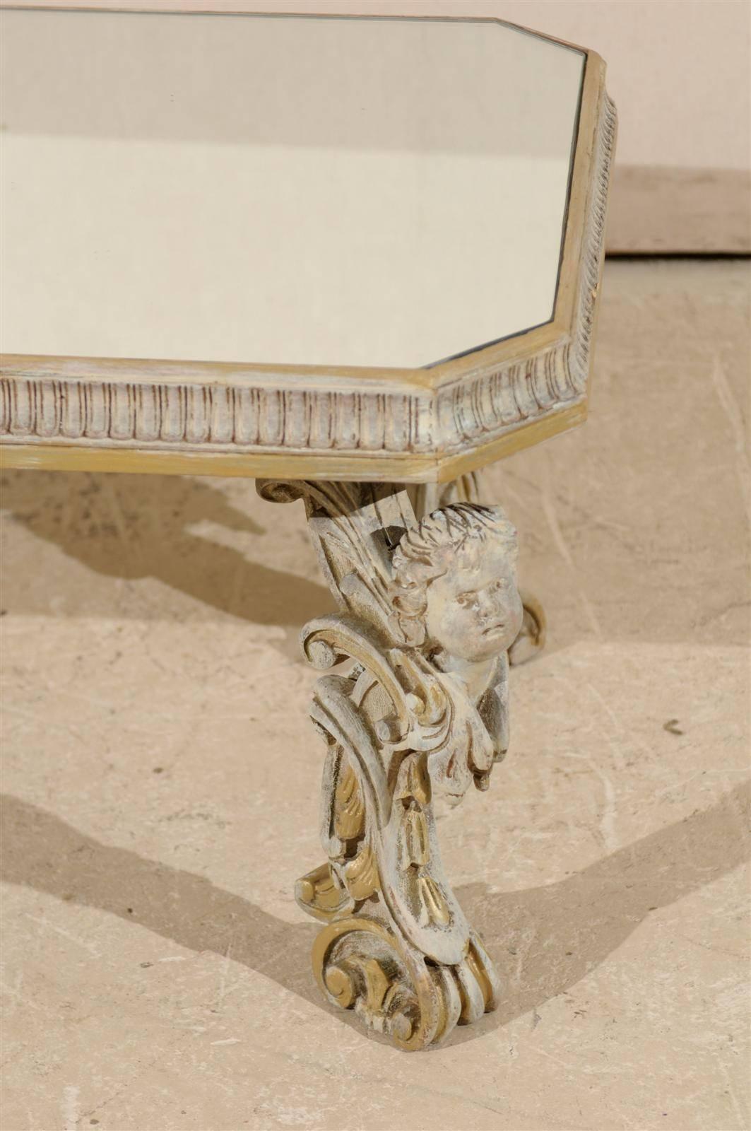Tavolino da caffè italiano con piano a specchio e gambe intagliate a putti, circa anni '20 in vendita 2
