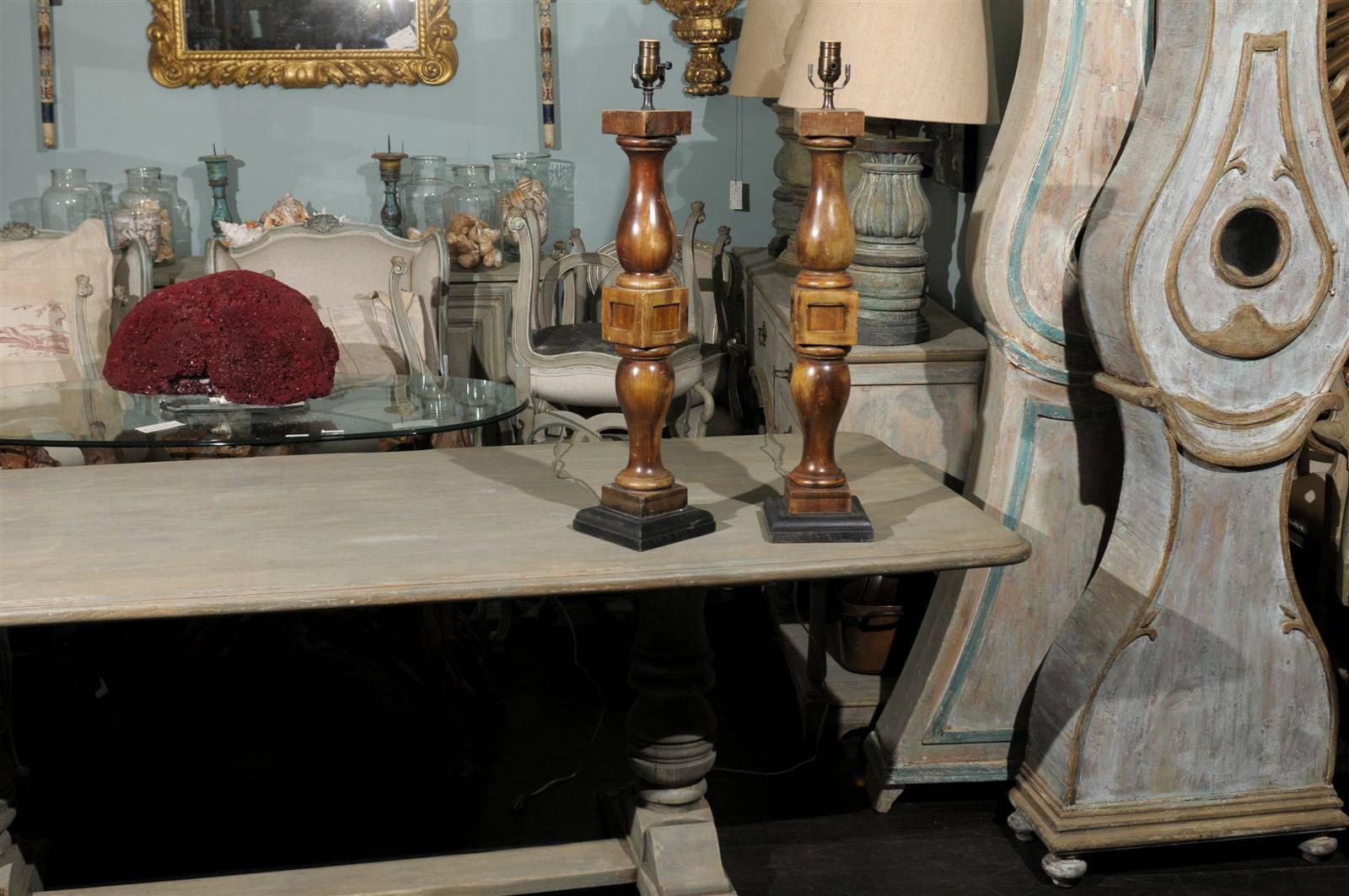 Peint Paire de lampes de table Banister en bois teinté marron tourné en vente