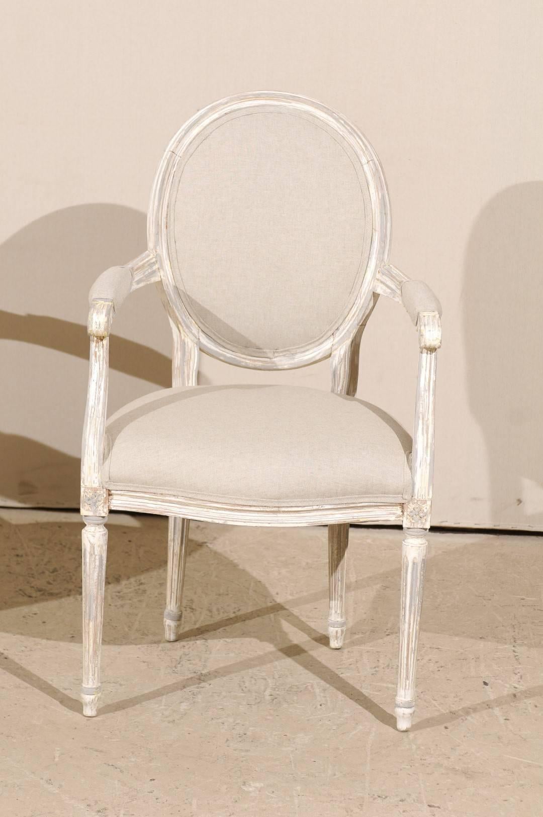 Paar französische Sessel im Louis-XVI-Stil mit ovaler Rückenlehne aus bemaltem Holz, neu gepolstert (Polster) im Angebot