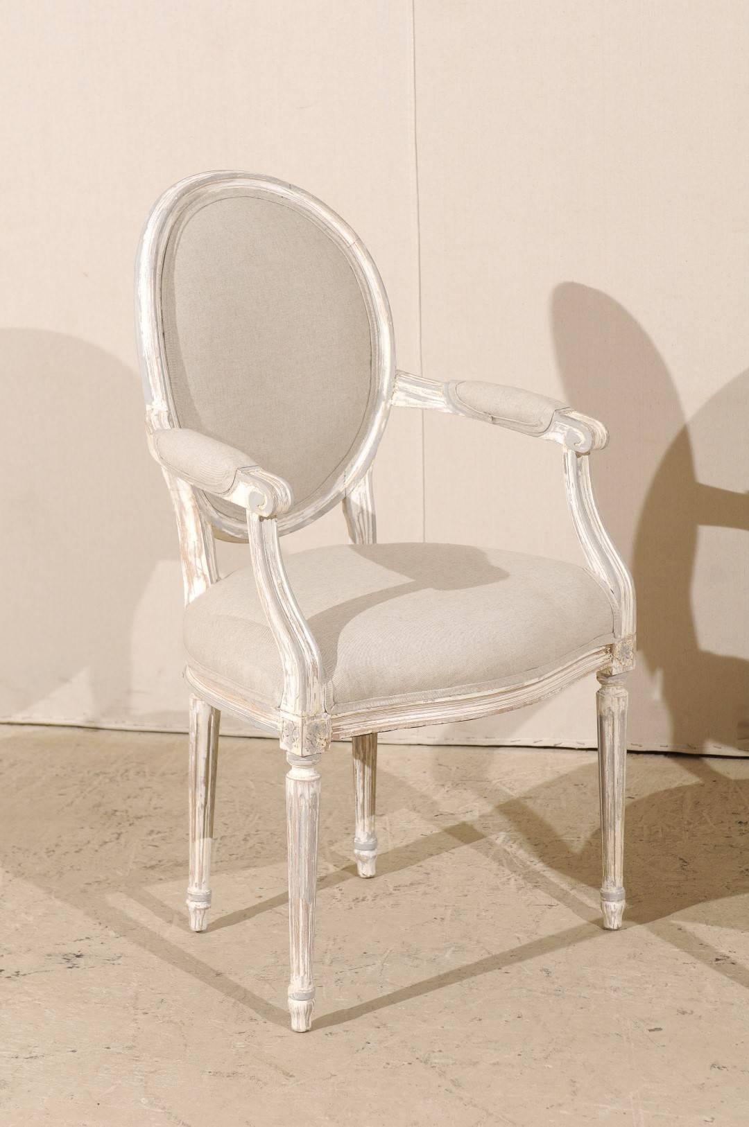Paar französische Sessel im Louis-XVI-Stil mit ovaler Rückenlehne aus bemaltem Holz, neu gepolstert im Zustand „Gut“ im Angebot in Atlanta, GA