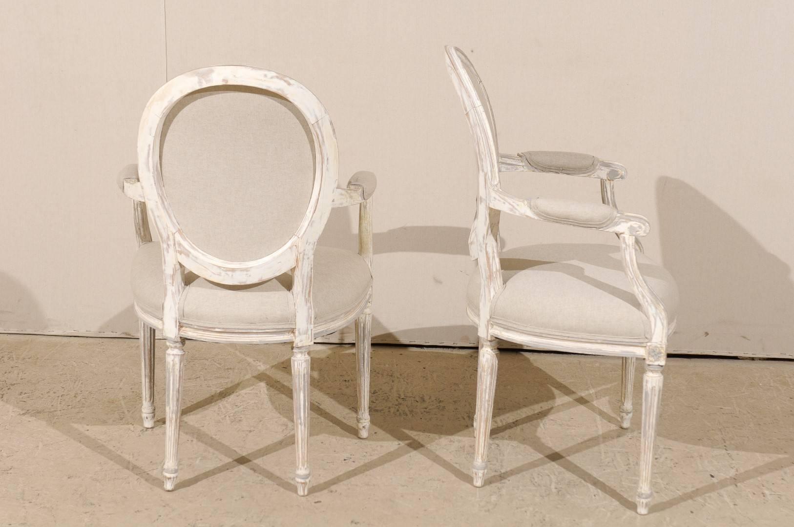 Paar französische Sessel im Louis-XVI-Stil mit ovaler Rückenlehne aus bemaltem Holz, neu gepolstert (Louis XVI.) im Angebot
