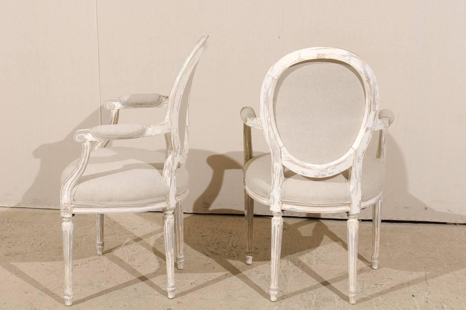 Paar französische Sessel im Louis-XVI-Stil mit ovaler Rückenlehne aus bemaltem Holz, neu gepolstert (Französisch) im Angebot