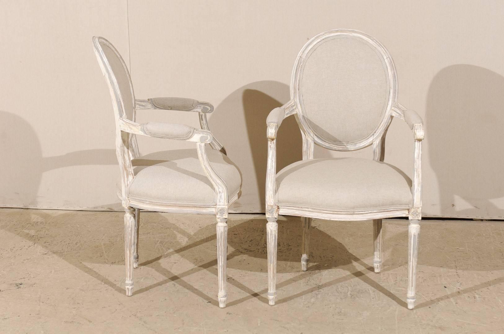 Paar französische Sessel im Louis-XVI-Stil mit ovaler Rückenlehne aus bemaltem Holz, neu gepolstert (Gemalt) im Angebot