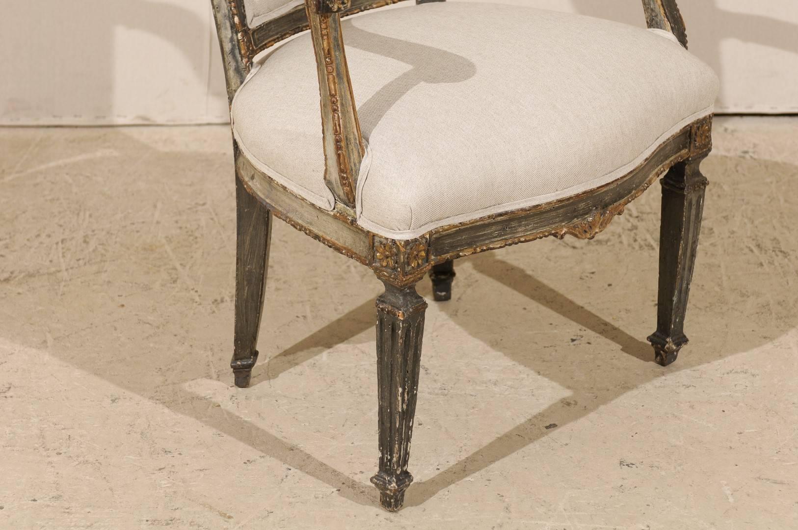 Tappezzeria Poltrona singola italiana con Wood ornato e intagliato in vendita
