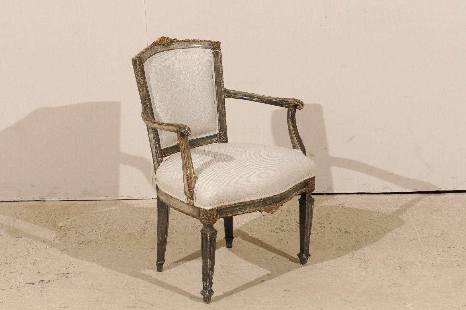 Fauteuil d'appoint italien unique du début du XIXe siècle avec des détails en bois richement sculptés. Cette chaise d'appoint italienne est ornée d'une feuille d'acanthe stylisée joliment sculptée qui orne sa crête et se retrouve dans sa jupe. Il
