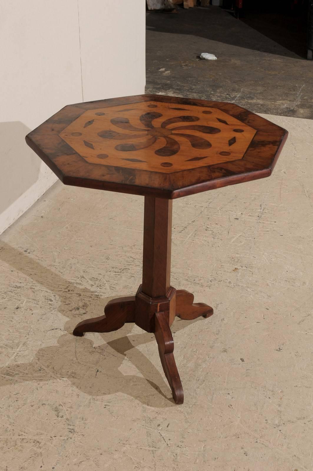 Italian 19th Century Octagonal Occasional Table with Inlaid Floral Design In Good Condition In Atlanta, GA