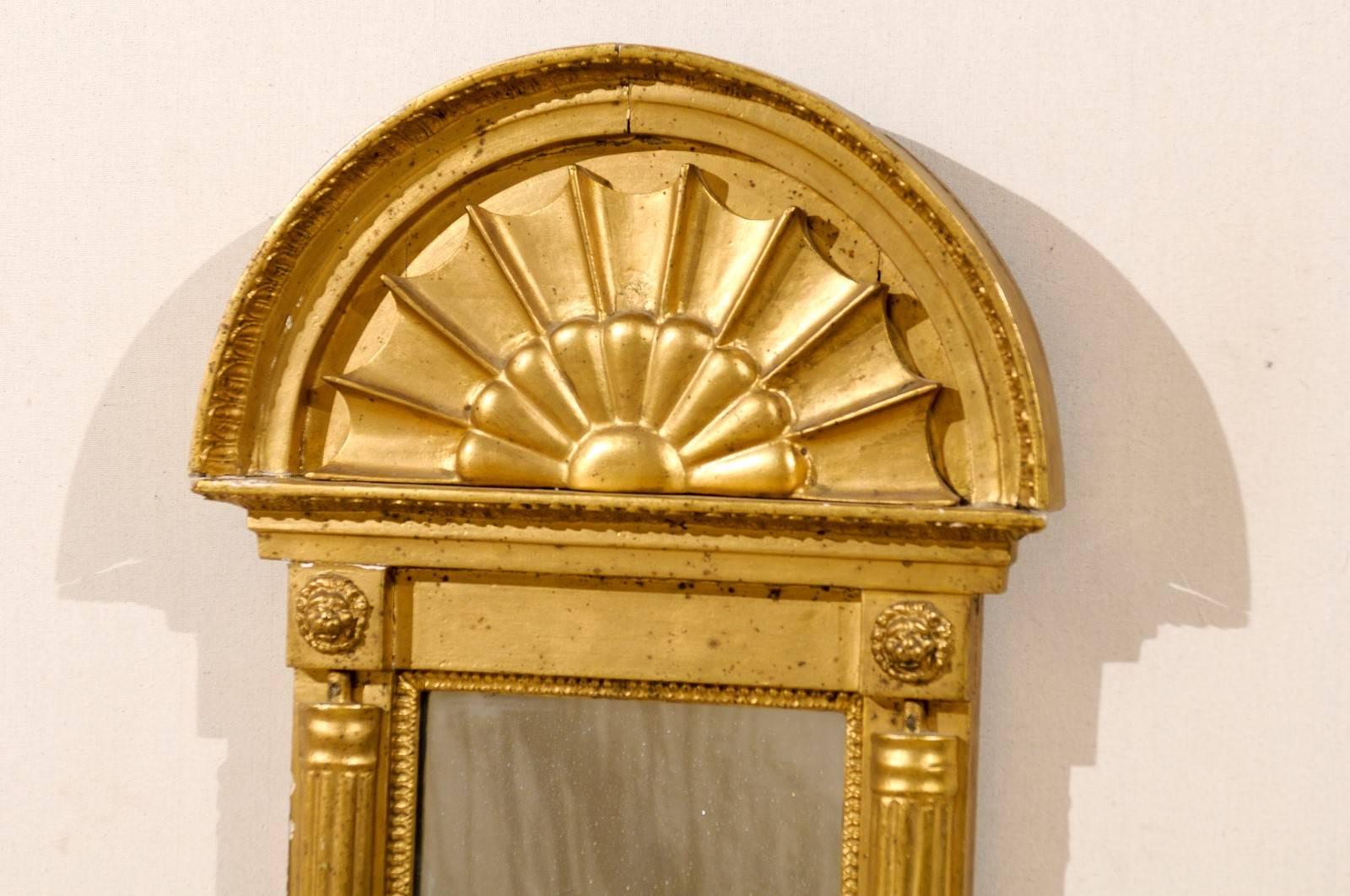 Doré Miroir suédois doré, vers 1820, avec crête arquée et demi- colonnes évasées en vente