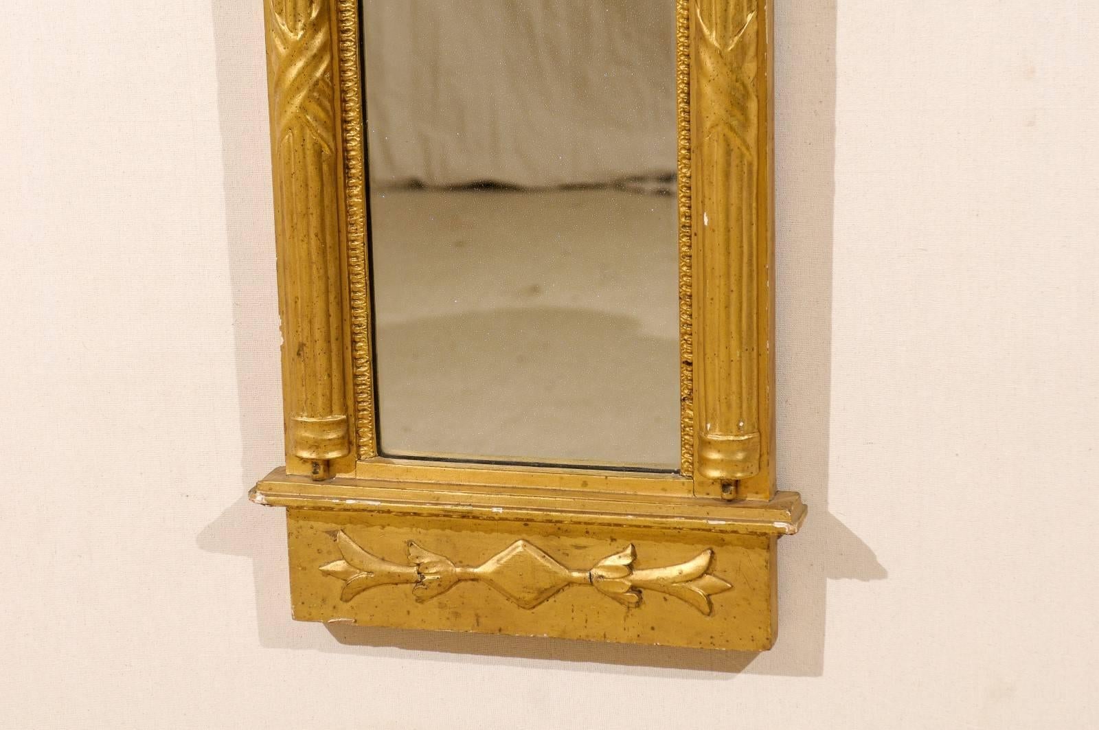 Miroir suédois doré, vers 1820, avec crête arquée et demi- colonnes évasées Bon état - En vente à Atlanta, GA