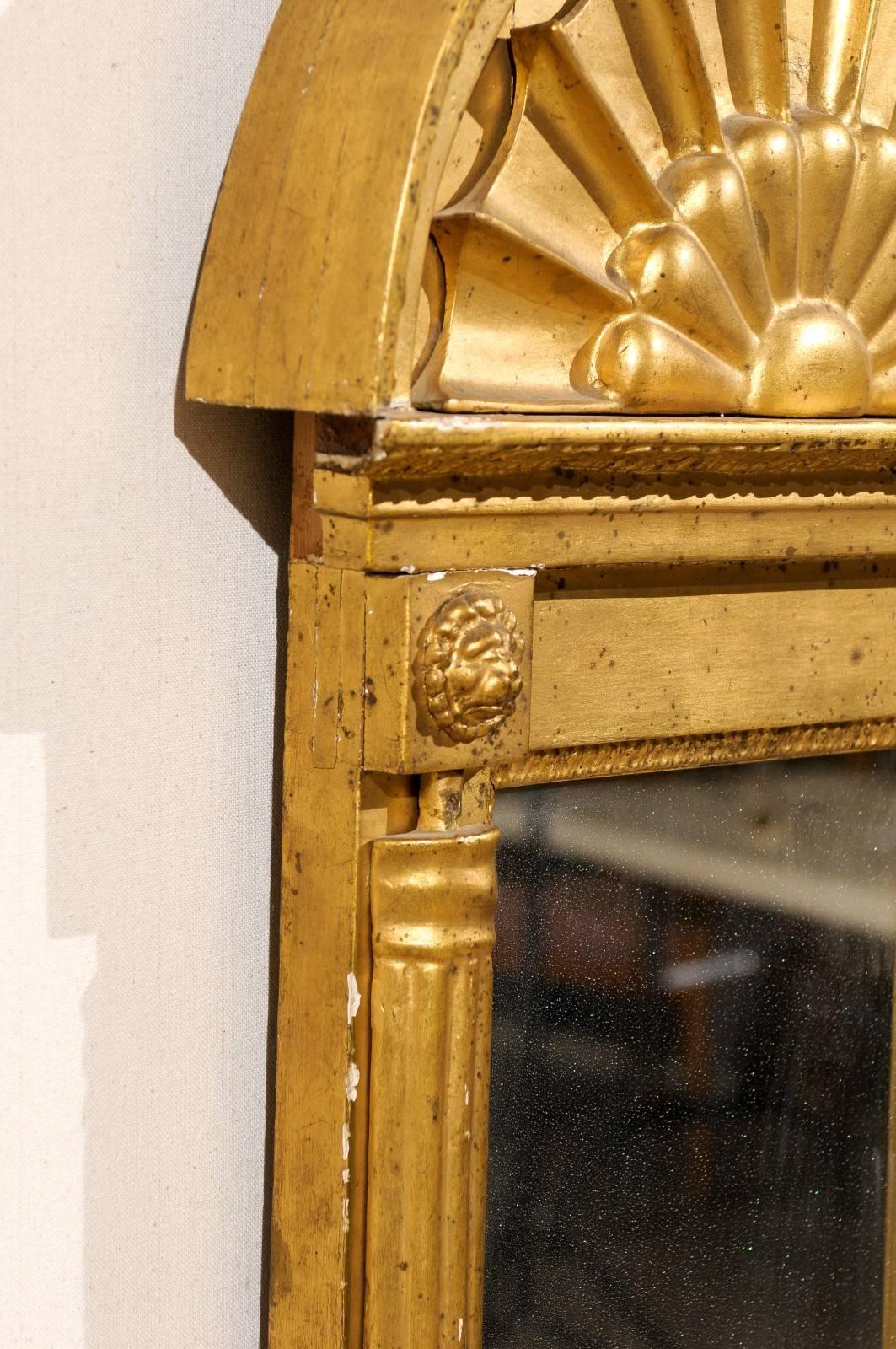 Miroir suédois doré, vers 1820, avec crête arquée et demi- colonnes évasées en vente 1