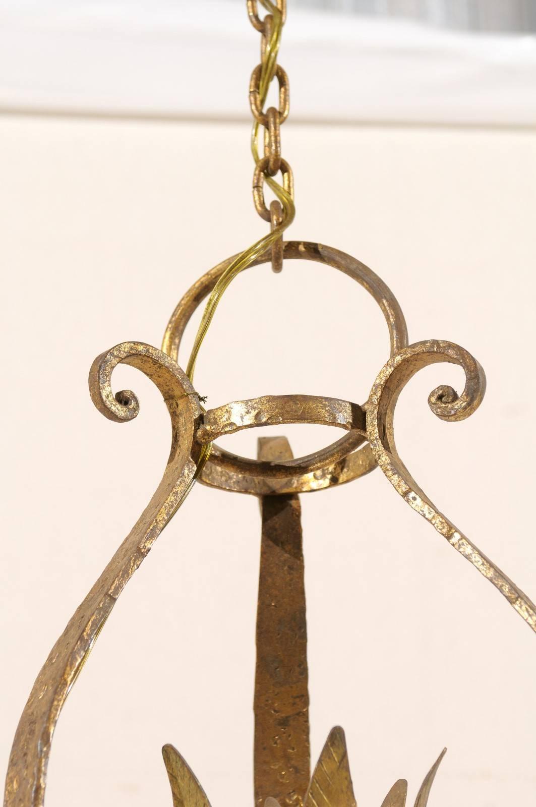 Metallo Lampadario francese a forma di tulipano, a una luce, in metallo martellato e dorato, metà del XX secolo. in vendita