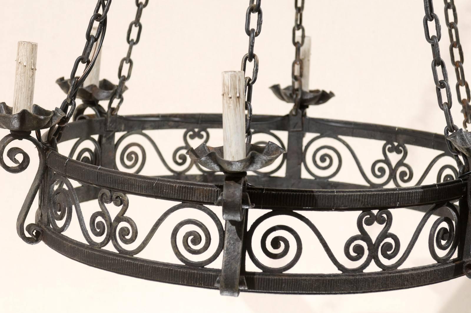 20ième siècle Lustre circulaire français à six lumières en forme d'anneau en fer noir avec motifs de volutes en vente