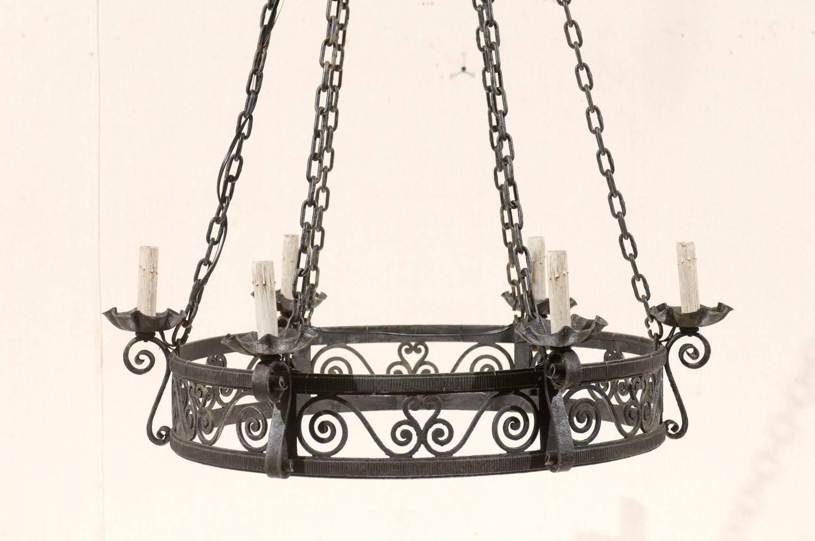 Fer Lustre circulaire français à six lumières en forme d'anneau en fer noir avec motifs de volutes en vente