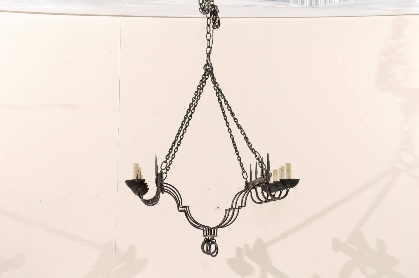 Mid-Century Modern Lustre linéaire français à huit lumières en fer forgé noir, recâblé pour les États-Unis. en vente