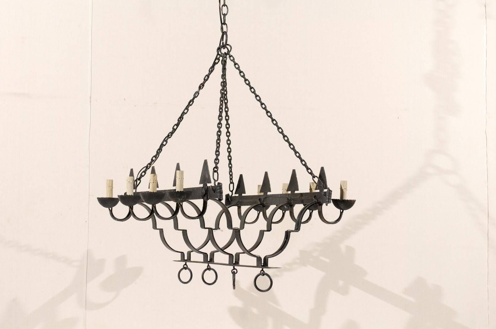 Forgé Lustre linéaire français à huit lumières en fer forgé noir, recâblé pour les États-Unis. en vente
