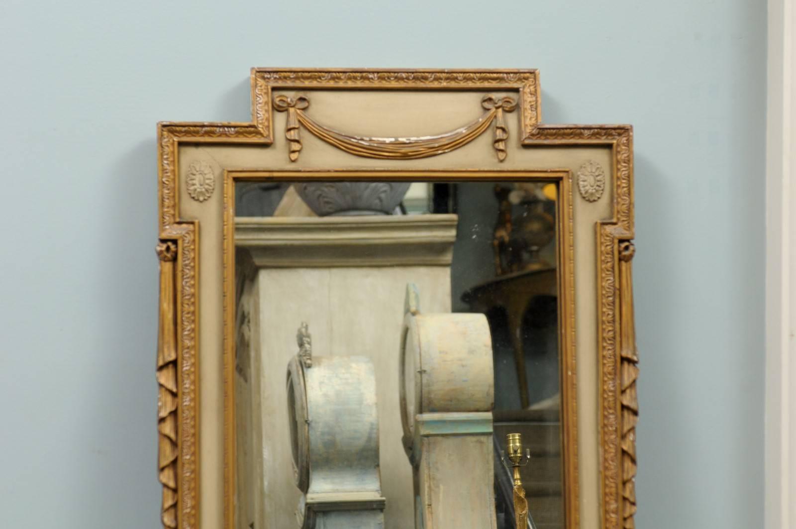 Pair of Swedish Early 20th Century Gilded and Painted Mirrors For Sale 1
