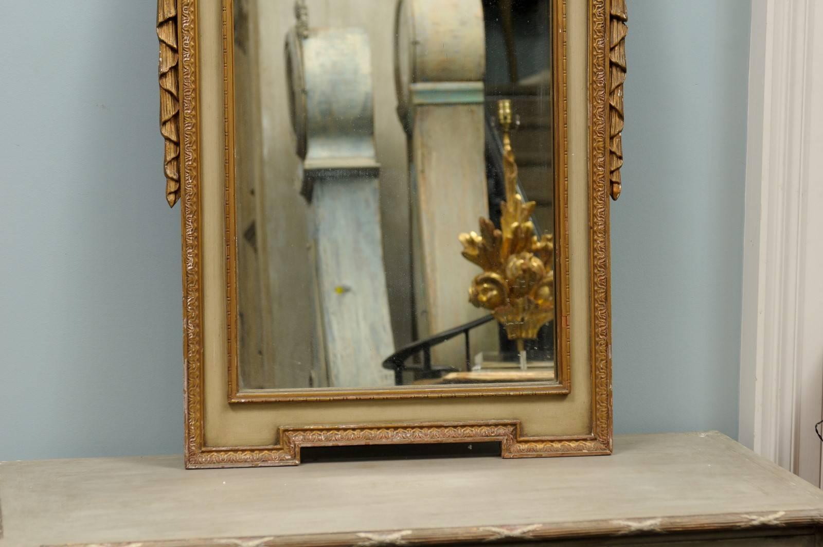 Pair of Swedish Early 20th Century Gilded and Painted Mirrors For Sale 2