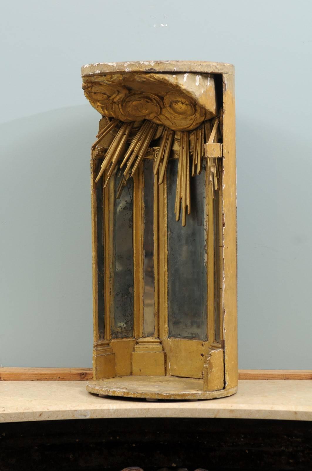 Italienischer, reich geschnitzter Altarständer aus vergoldetem Holz des 19. Jahrhunderts. Dieser italienische Altarständer aus Goldholz zeigt im oberen Teil exquisite Wolkenmotive, während die Rückwand des Stücks von strahlenden Sonnenstrahlen