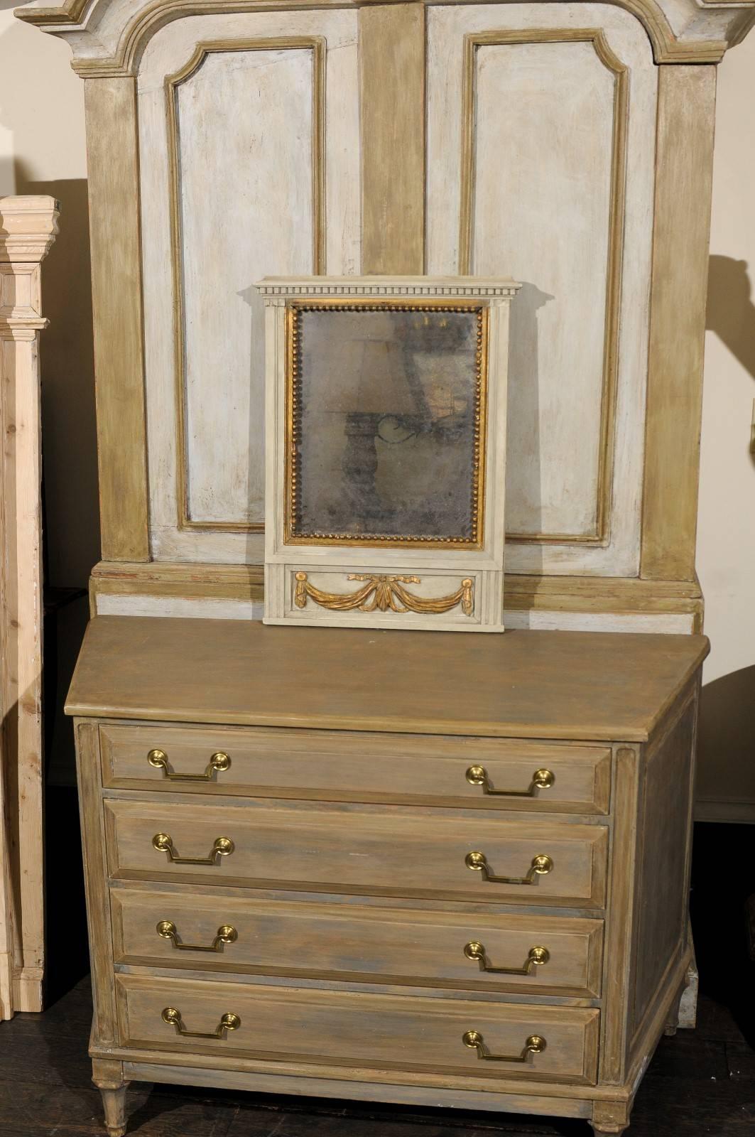 Espejo Francés de Tamaño Pequeño con Cristal Antiguo y Motivo de Swag Dorado sobre Beige Madera en venta