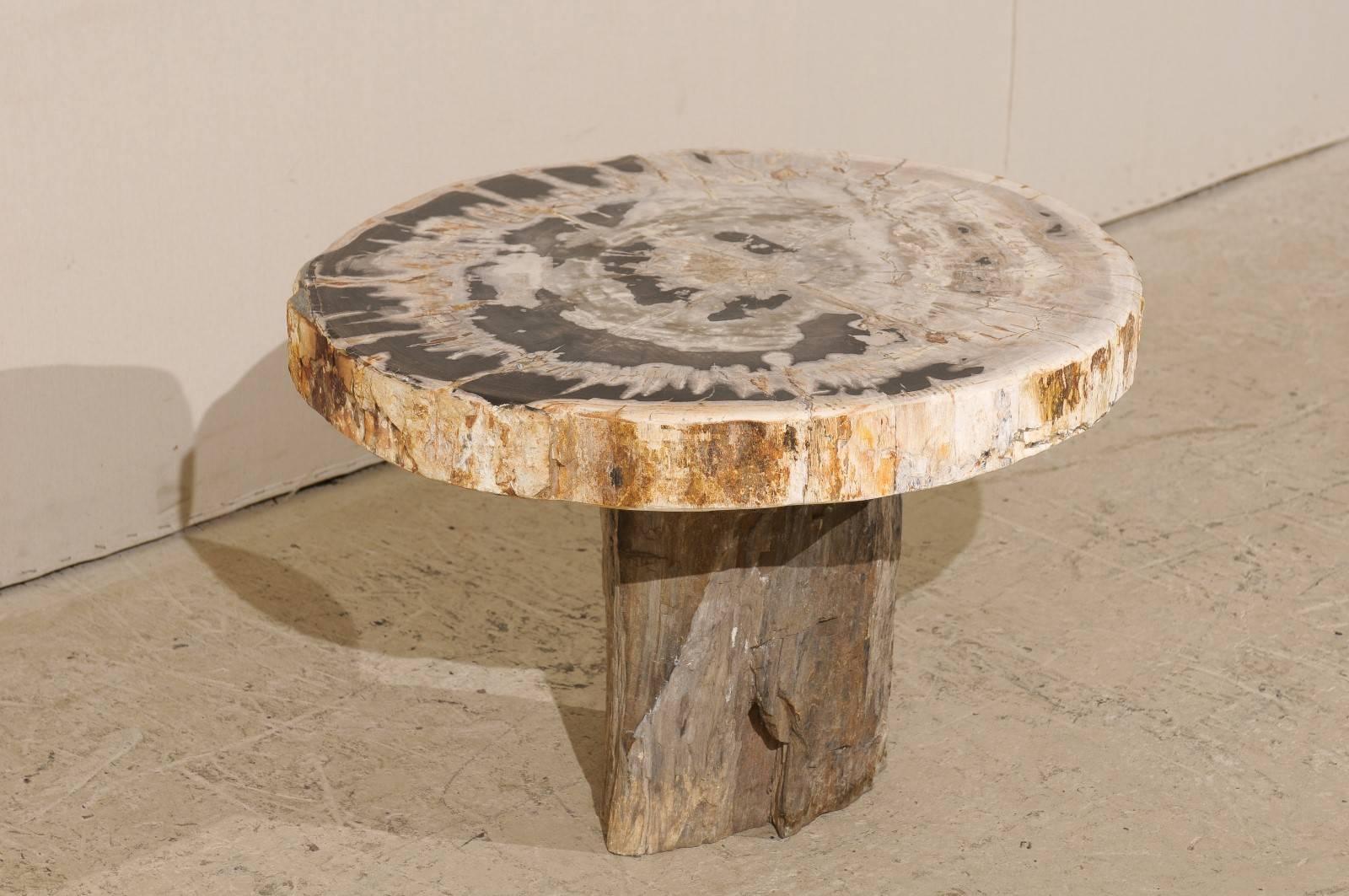 Country Table basse à piédestal en bois pétrifié à bords vifs avec plateau de forme ronde pour la plupart en vente