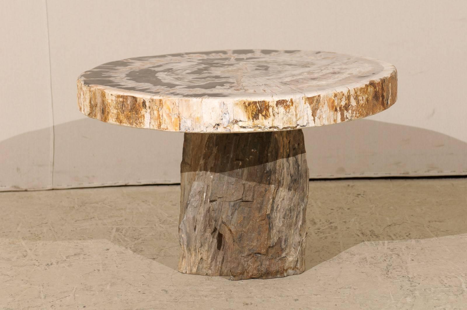 Table basse à piédestal en bois pétrifié à bords vifs avec plateau de forme ronde pour la plupart Bon état - En vente à Atlanta, GA