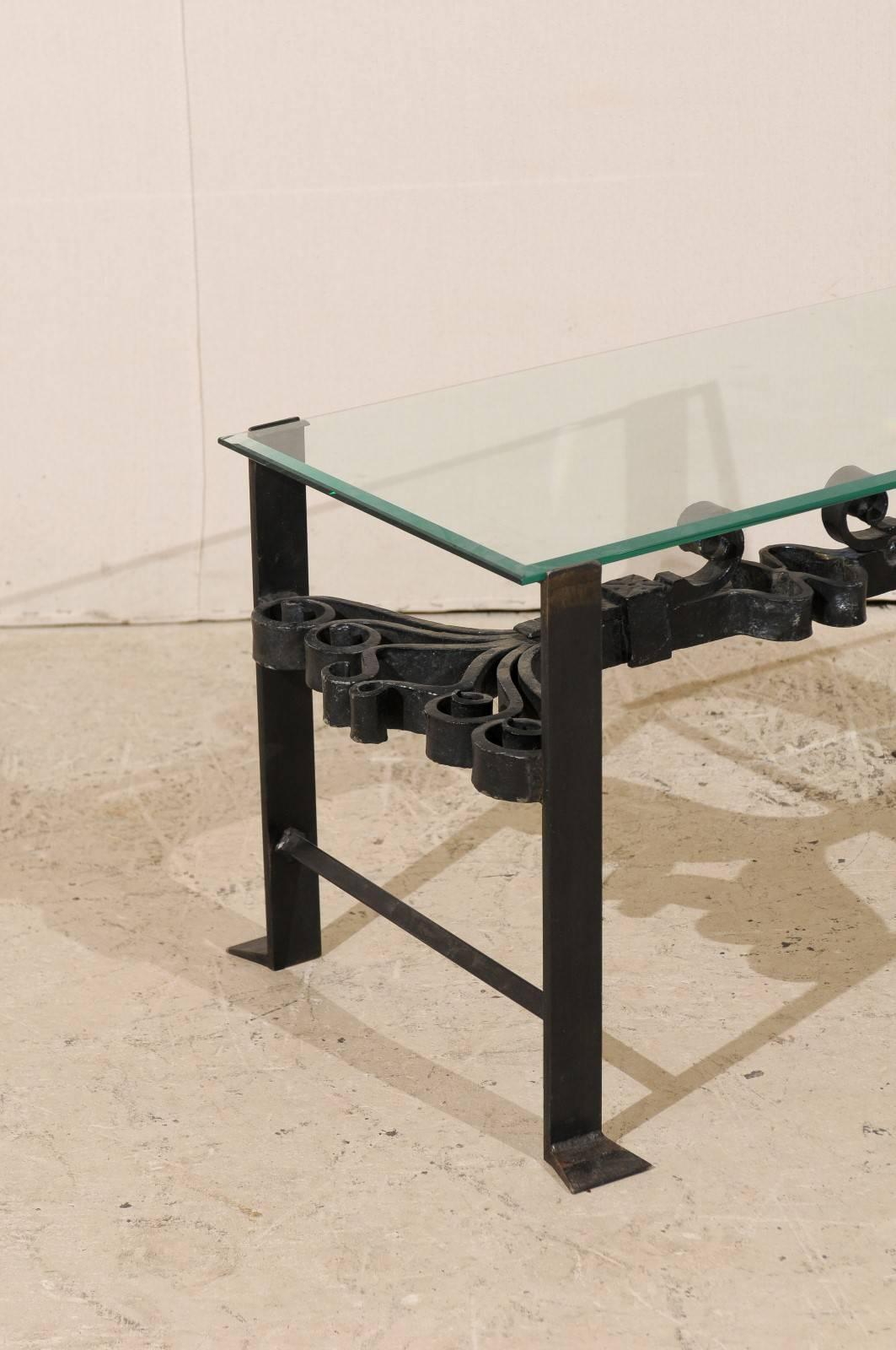 Table basse italienne en fer forgé de couleur noire avec plateau en verre et volutes ornées Bon état - En vente à Atlanta, GA
