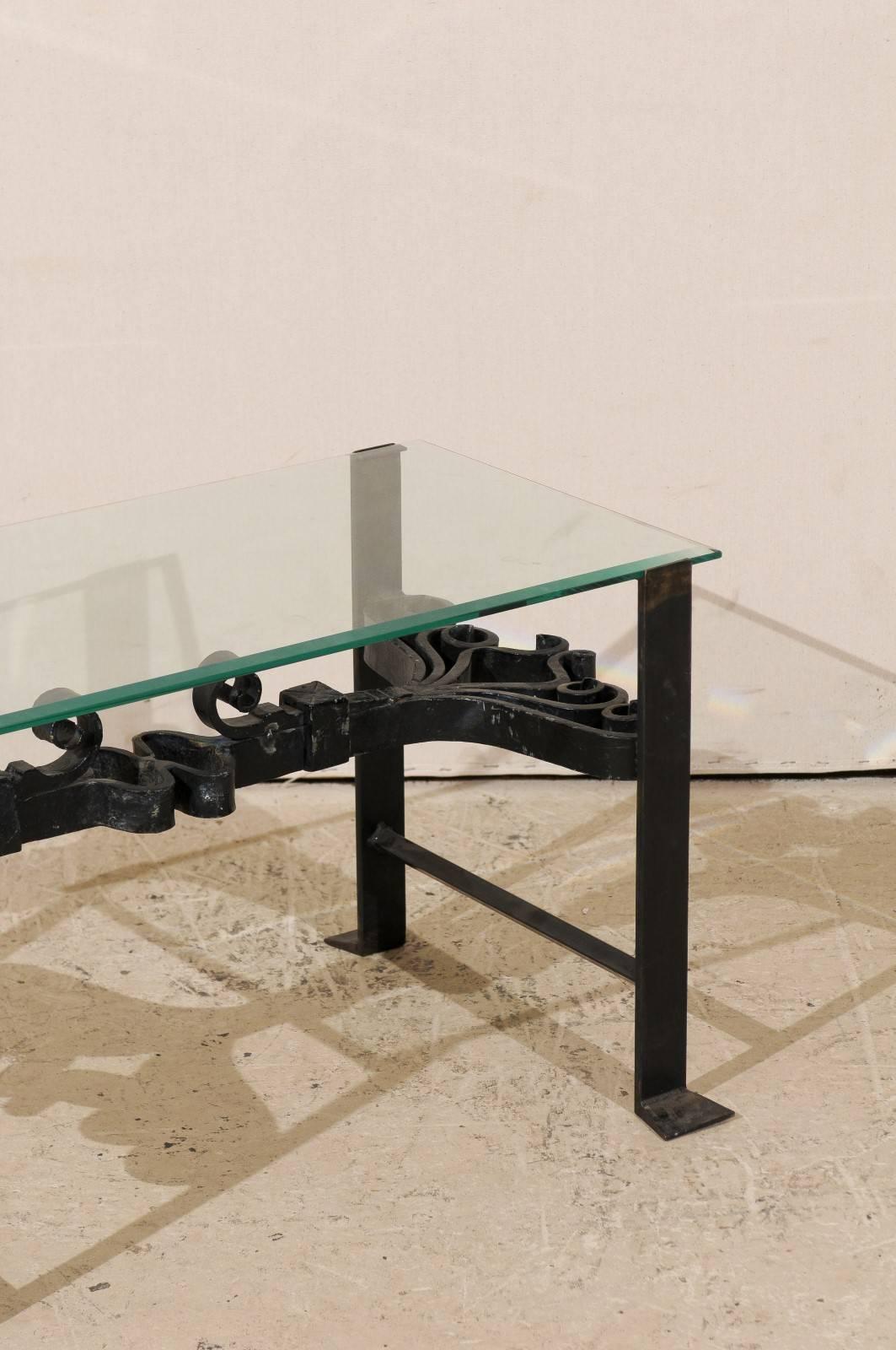 XIXe siècle Table basse italienne en fer forgé de couleur noire avec plateau en verre et volutes ornées en vente