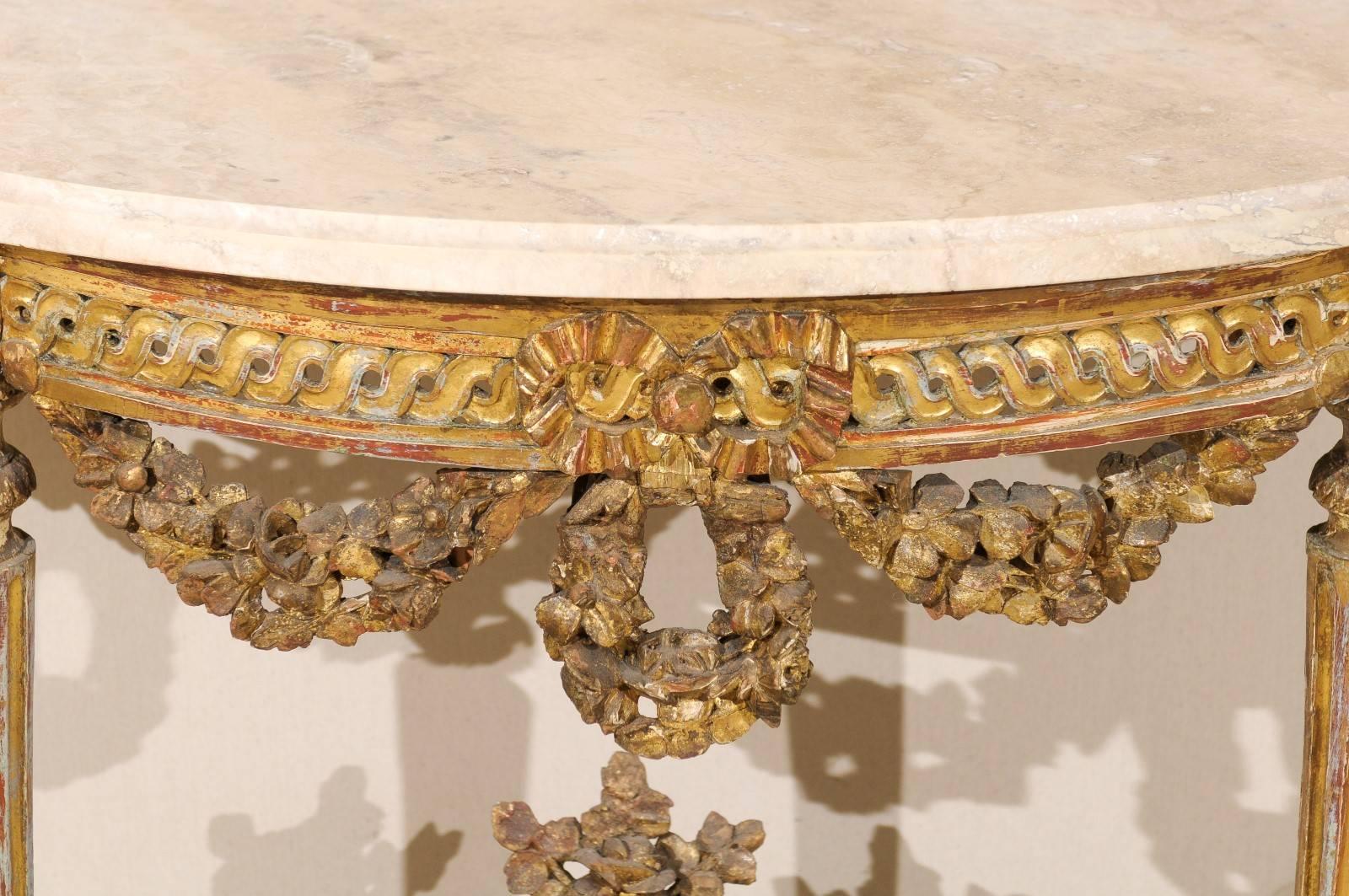 italien A.C.I.C. Table demi-console en bois sculpté et doré avec plateau en marbre en vente