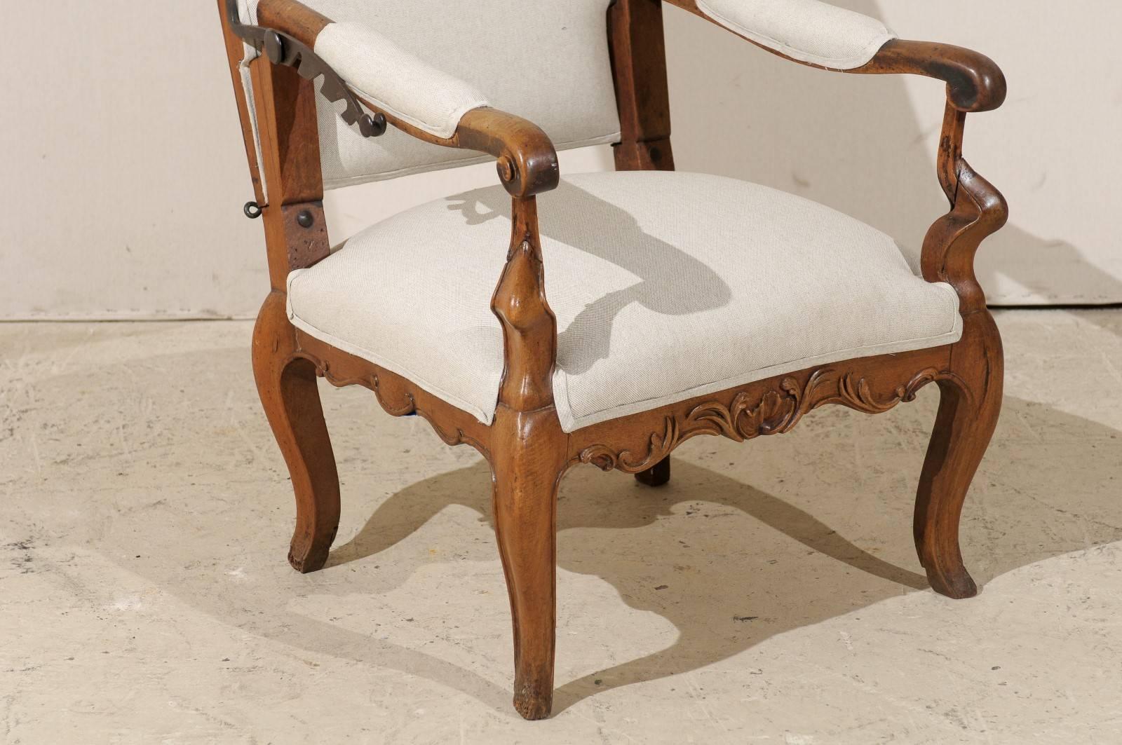 18th Century Italian Wooden Reclining Armchair Upholstered in Belgian Linen 3