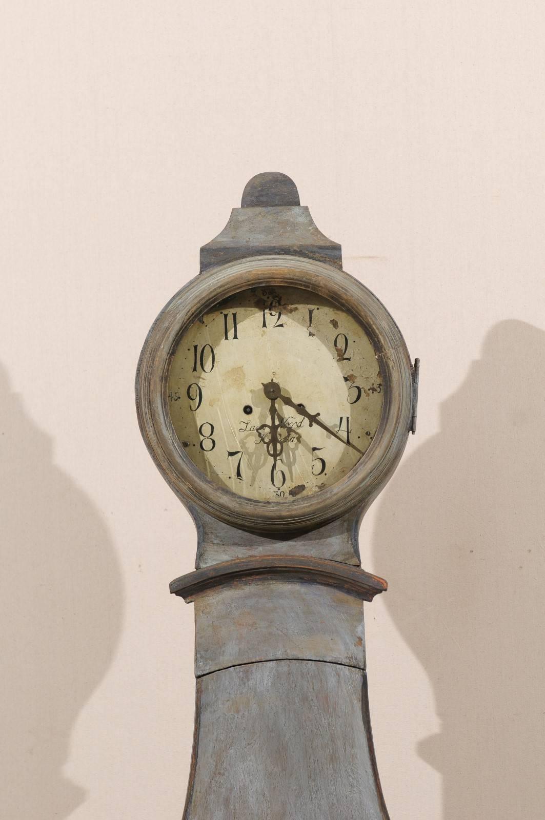 Blue Grey 19th Century Swedish Clock with Dark Grey Trim and Simple Round Crest In Good Condition In Atlanta, GA