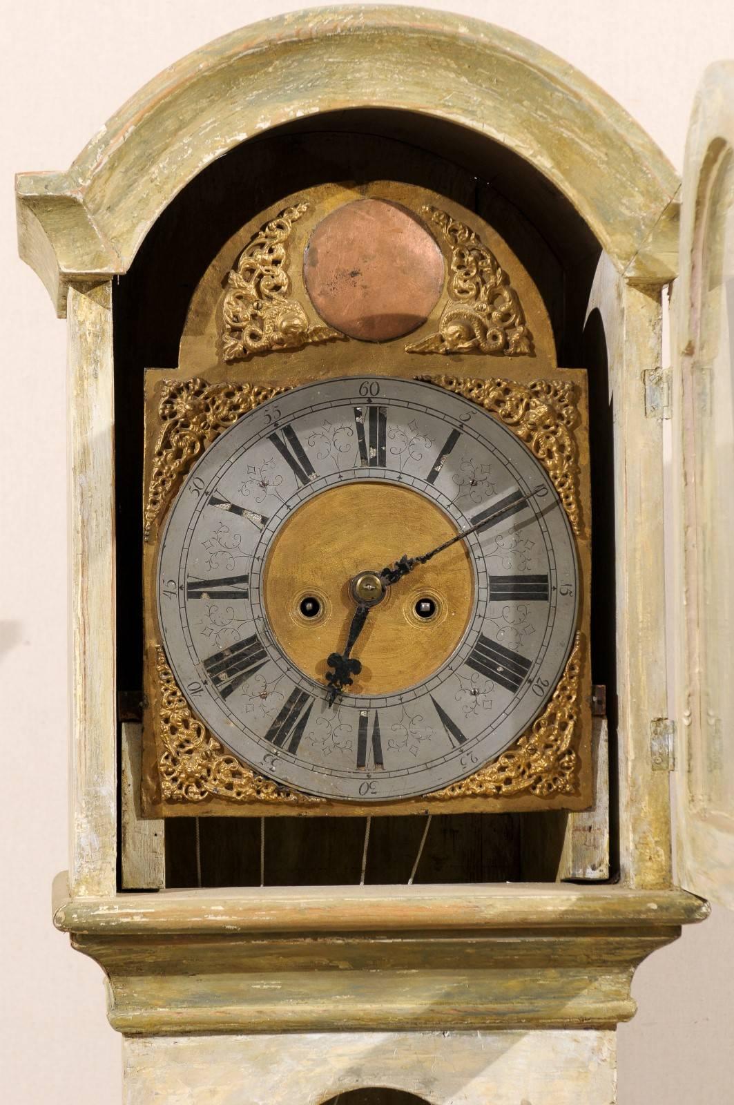 Horloge de sol suédoise du 19ème siècle à corps droit avec beau visage doré d'origine Bon état - En vente à Atlanta, GA
